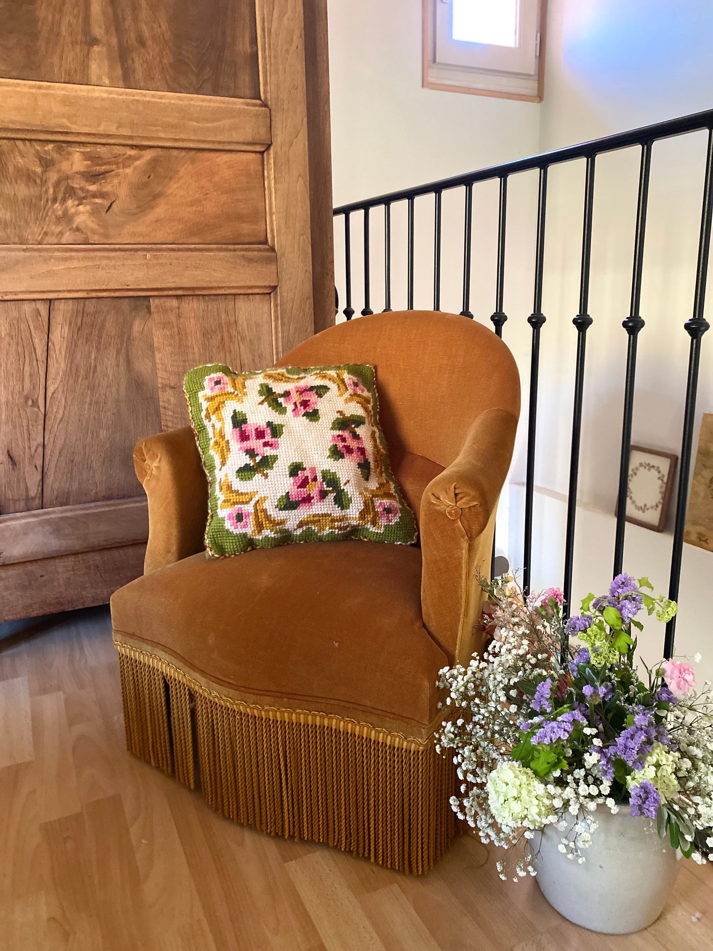 Coussin vintage en point de croix à motif floral 1970