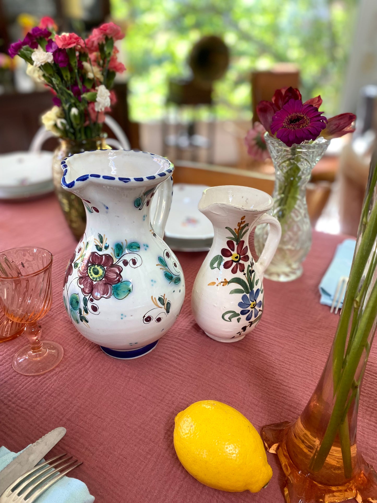 Pichet en céramique ancienne écru à motif floral