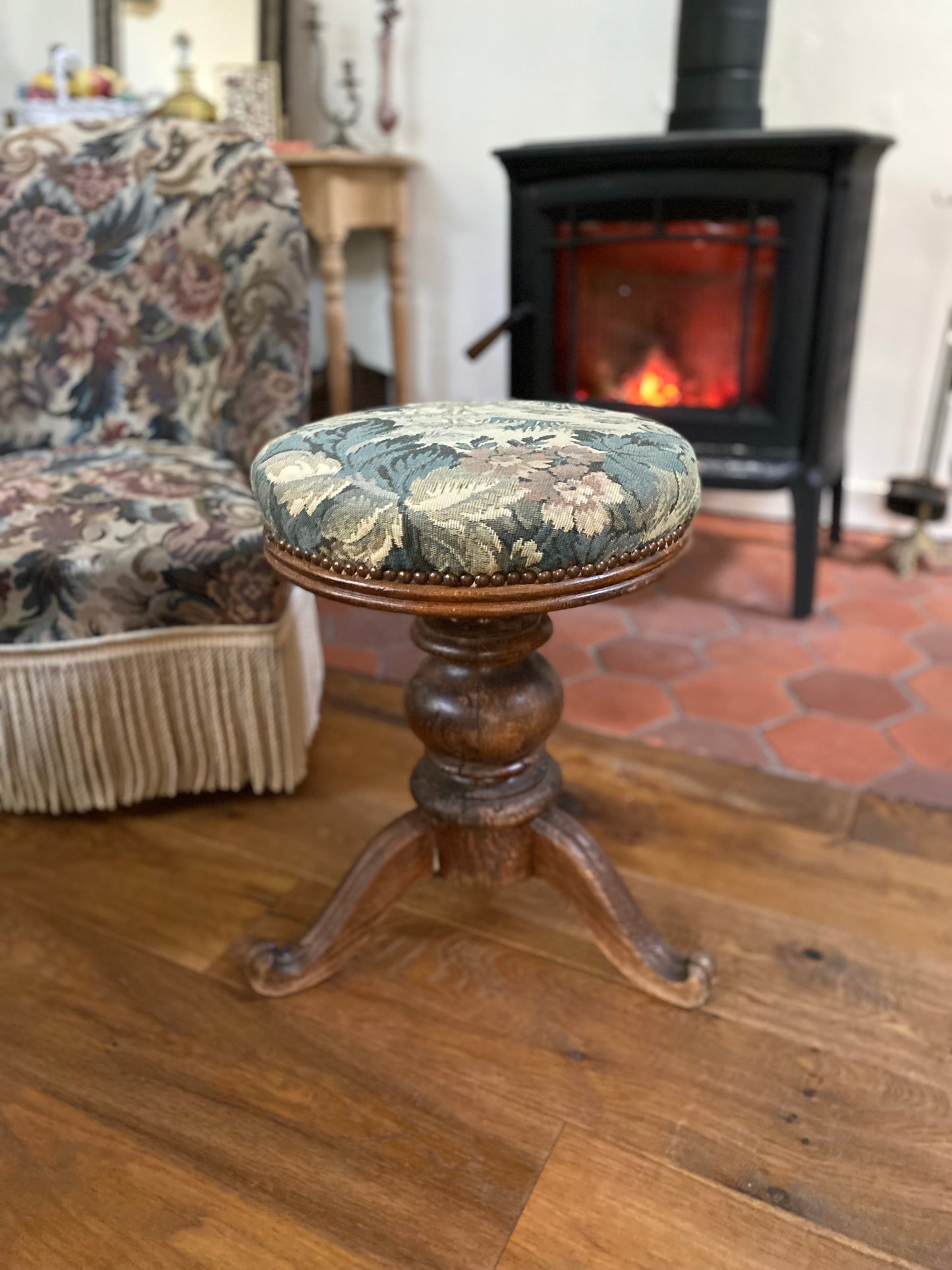 Tabouret de piano ancien en noyer sculpté