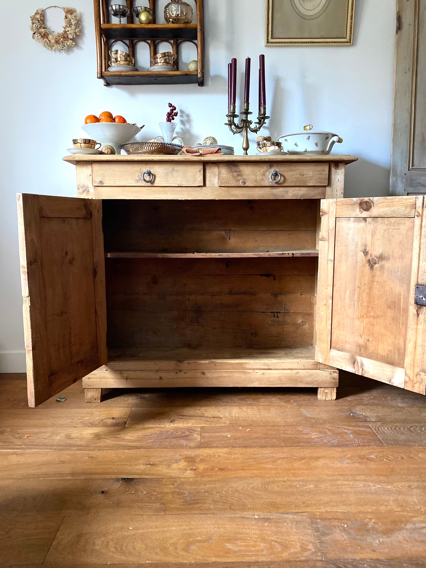 Buffet parisien en bois ancien