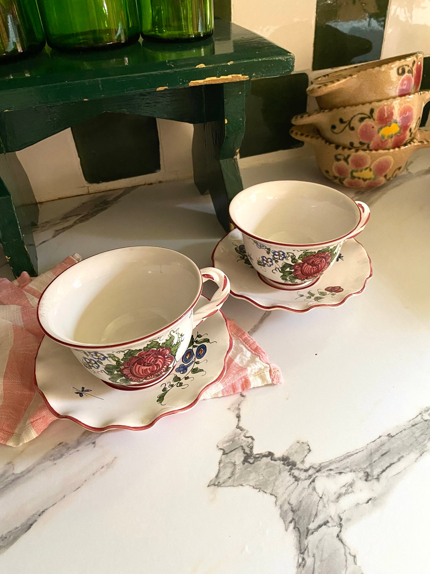 Duo de tasses en faïence ancienne