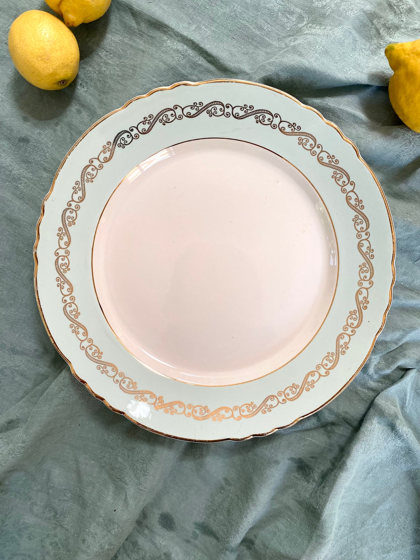 Plat de service en faïence ancienne