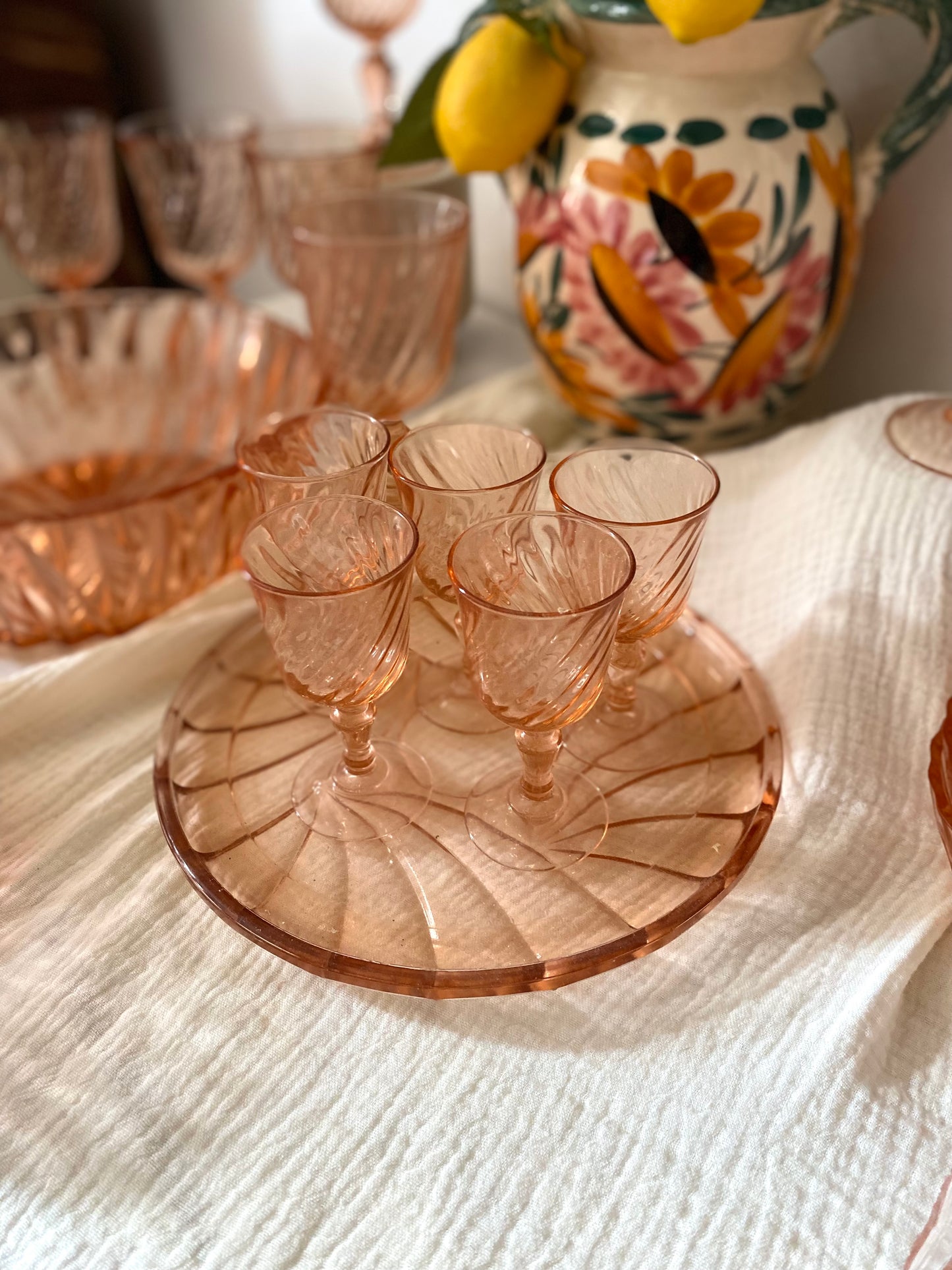 Service à liqueur en verre rose torsadé, 5 verres et plateau — vintage années 1930-1950