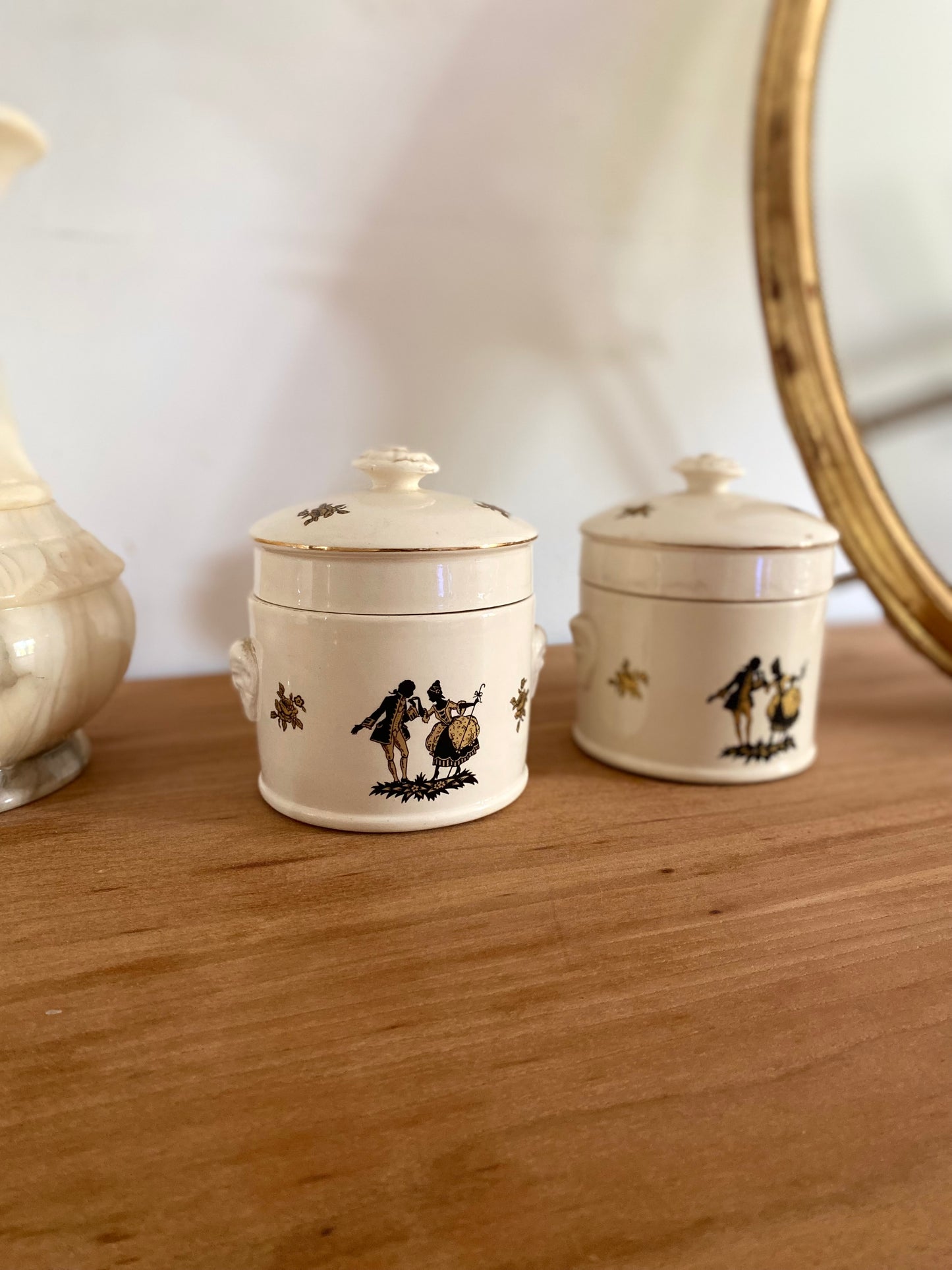 Duo de pots décoratifs en porcelaine ancienne