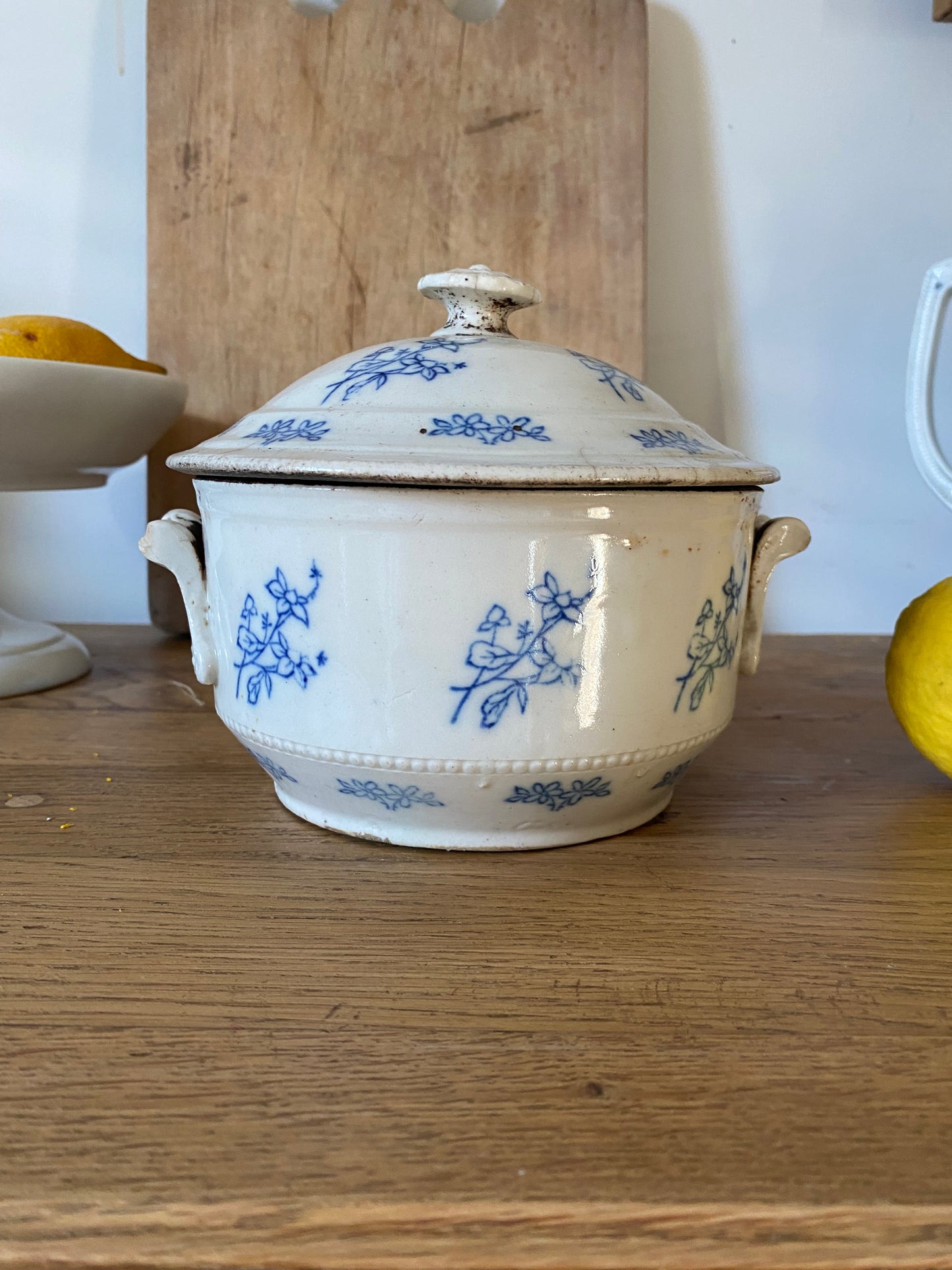 Soupière en céramique ancienne