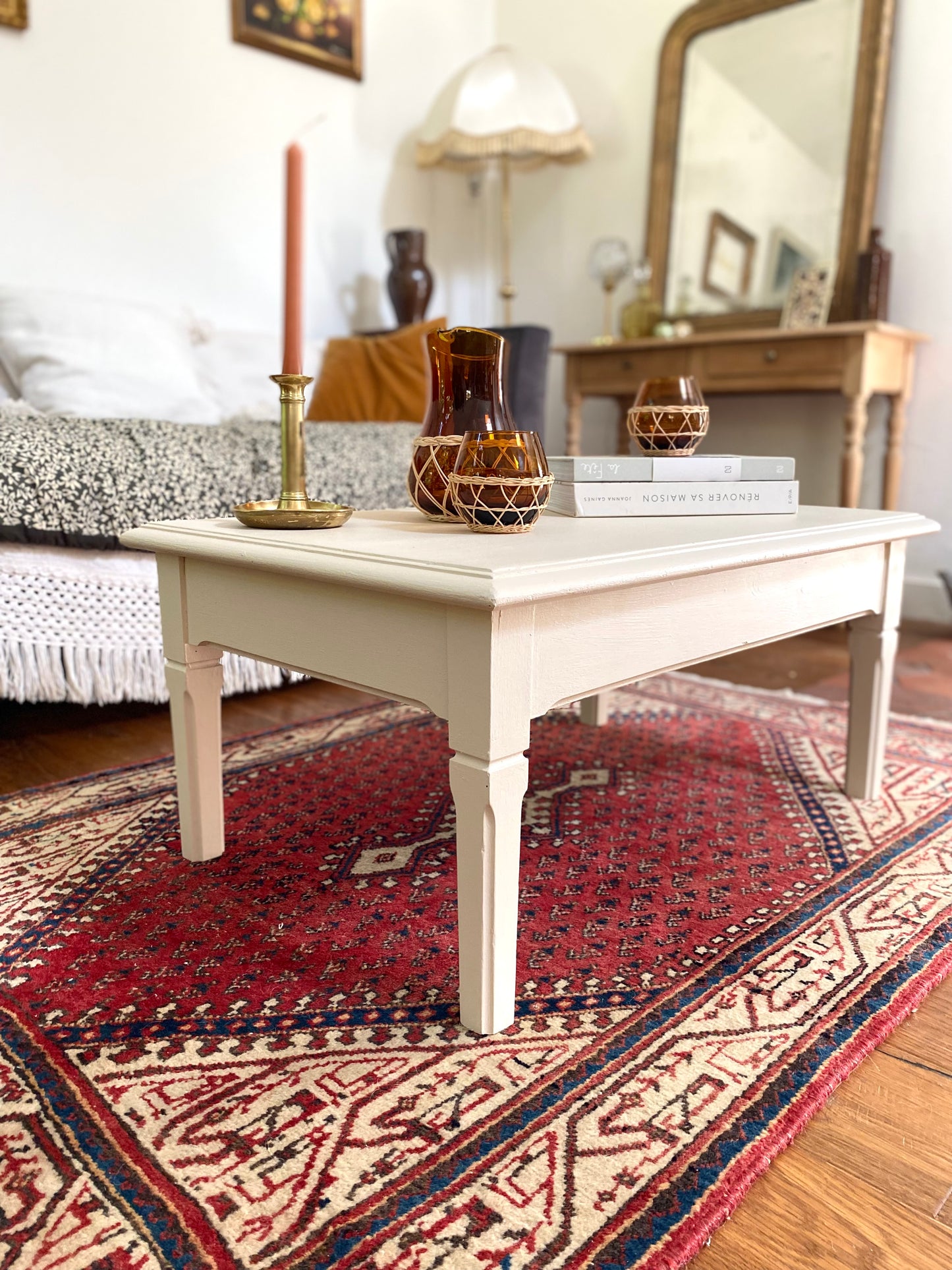 Table basse en bois ancien écru