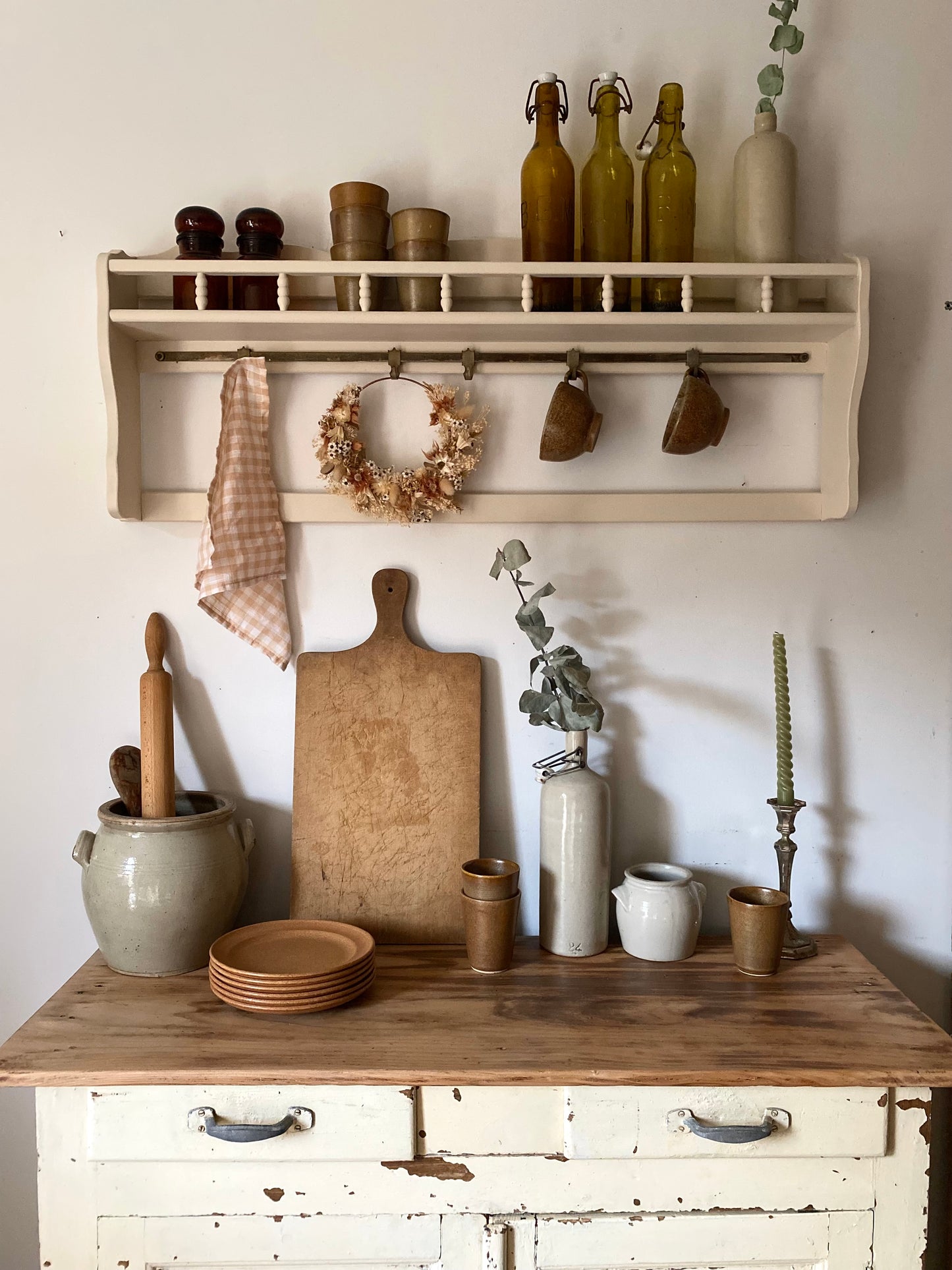 Étagère murale en bois ancien couleur crème