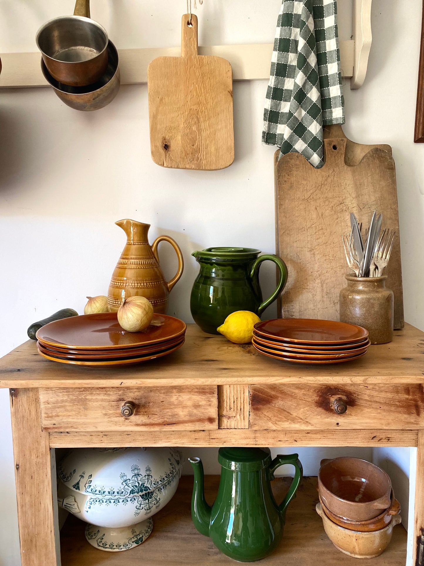 Grandes assiettes en céramique ancienne