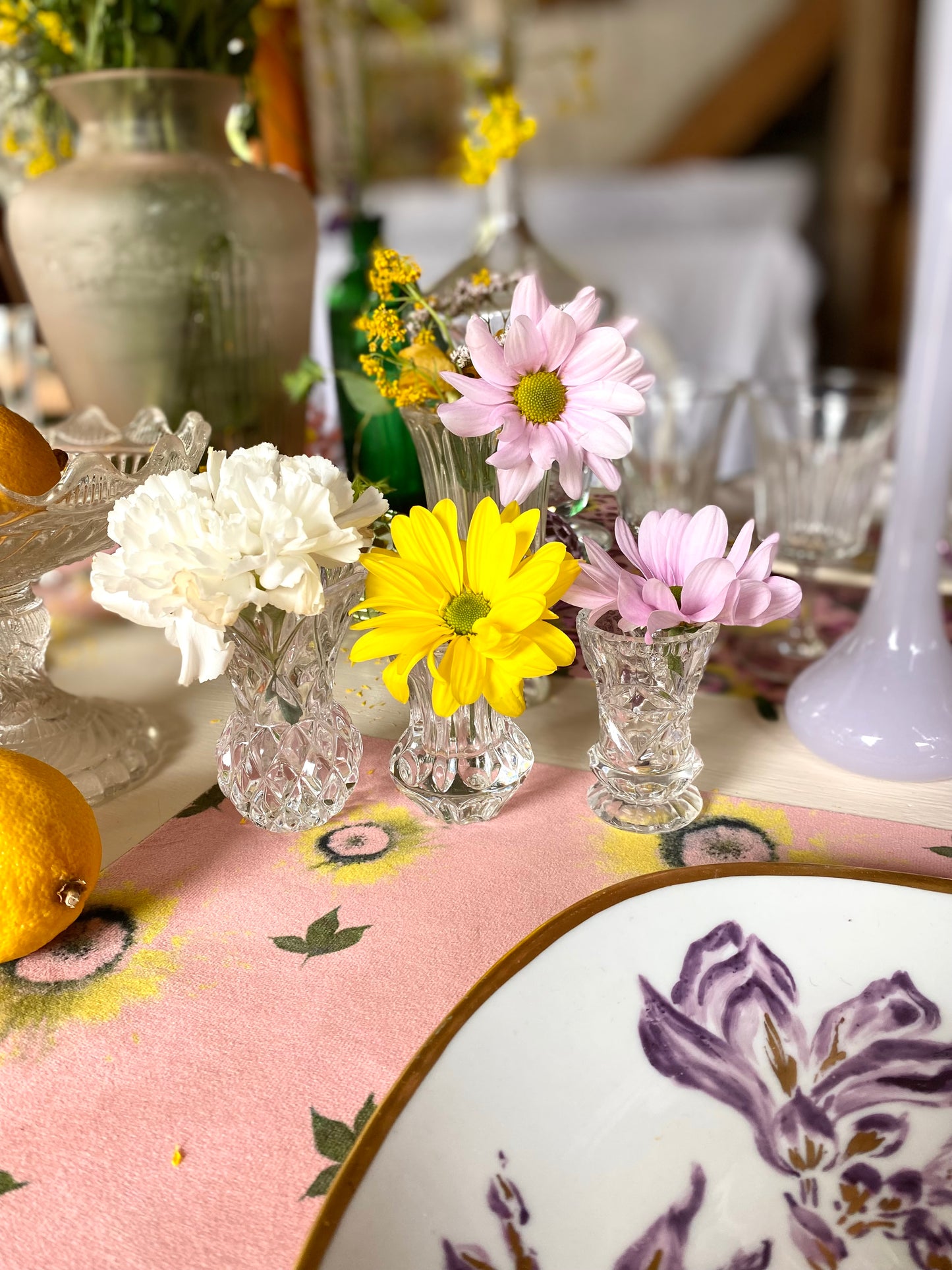 Trio de petits soliflores en cristal ciselé