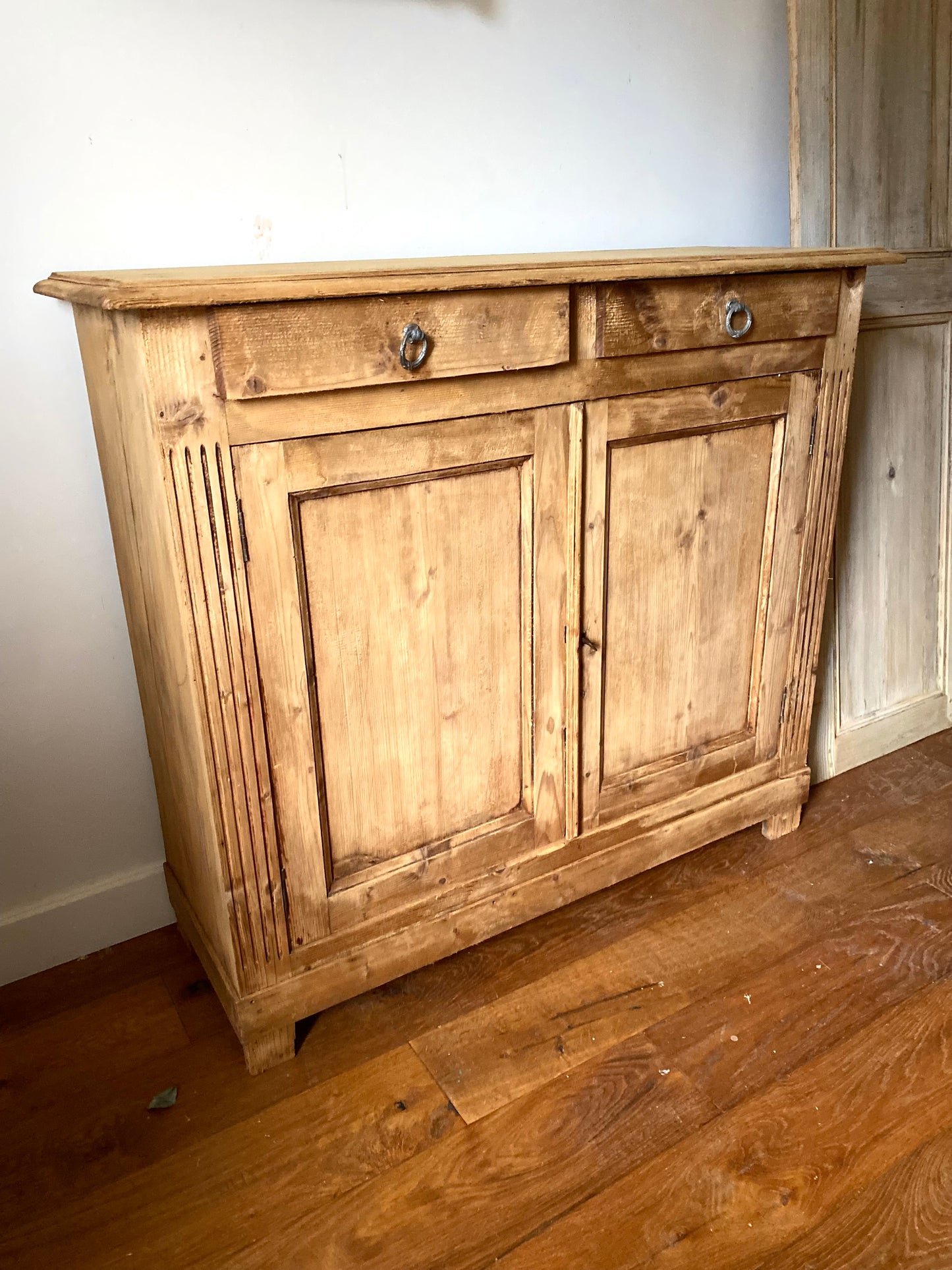 Buffet parisien en bois ancien