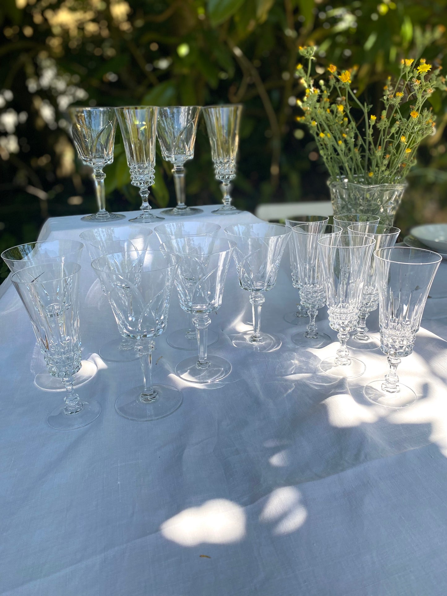 Service de 9 flûtes à champagne en cristal taillé, motif diamant.