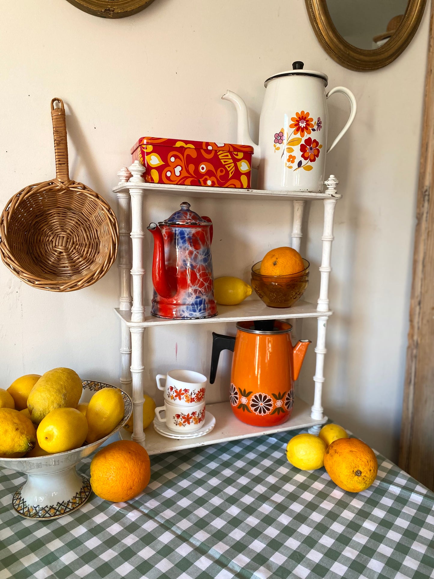 Cafetière en tôle émaillée à décor floral, années 1970