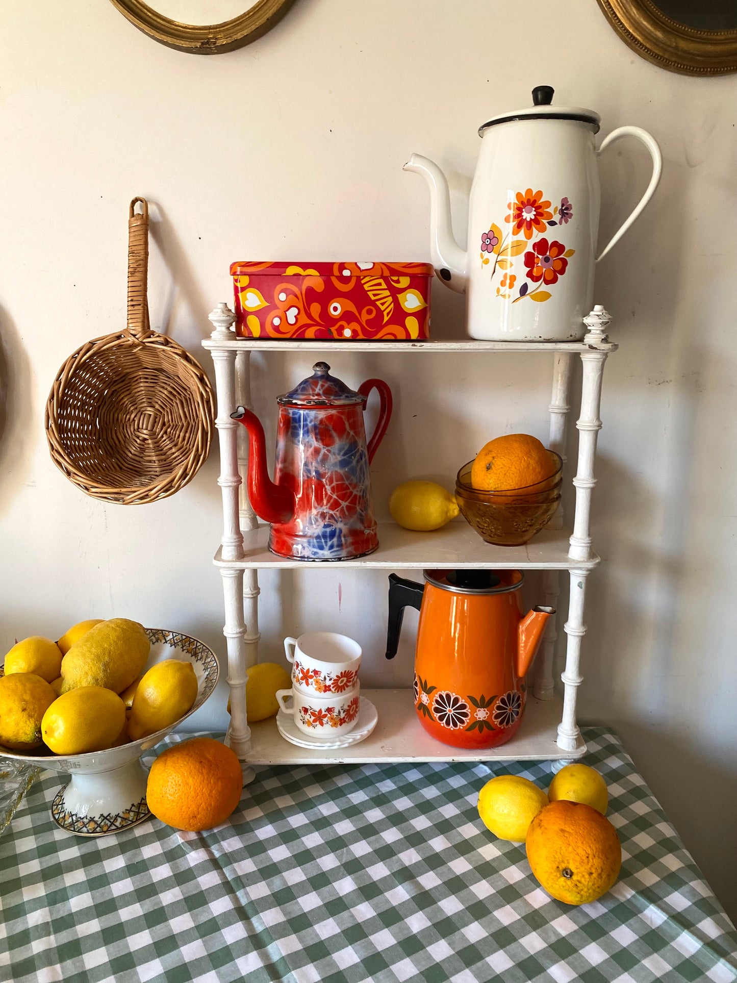Duo de tasses Arcopal vintage + boîte en métal à motifs rétro