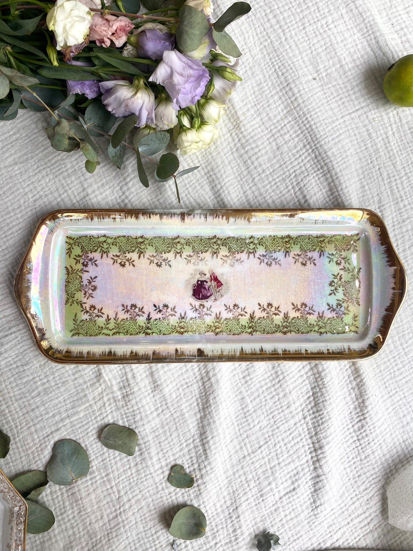 Plat rectangulaire en porcelaine ancienne