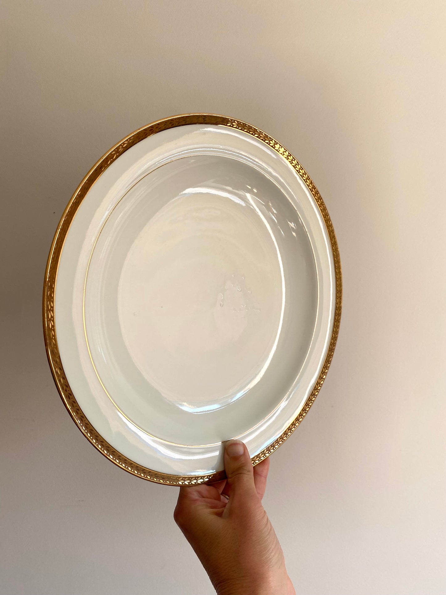 Plat semi-creux en porcelaine ancienne