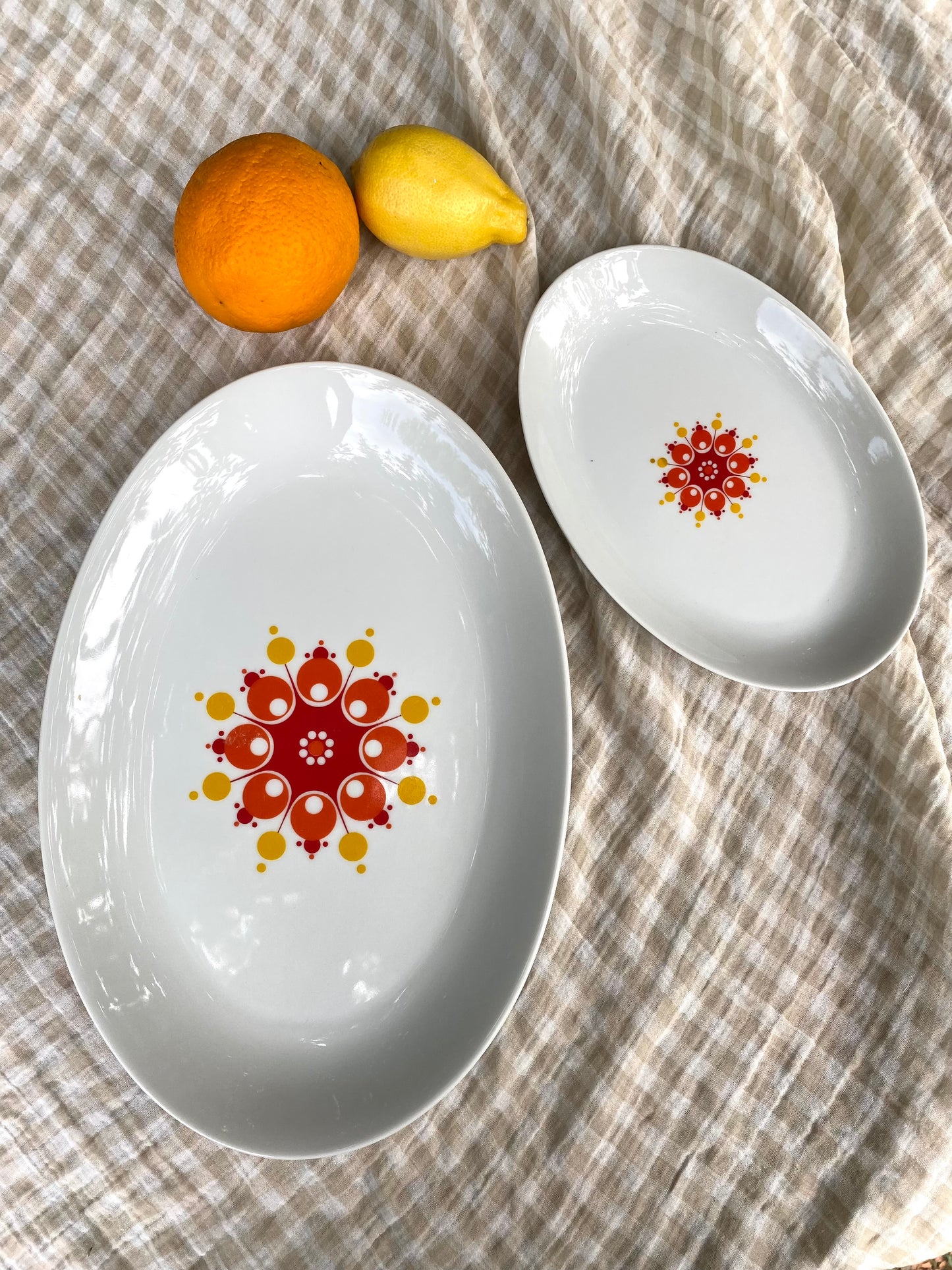Duo de plats ovales en porcelaine à décor soleil pop — années 70