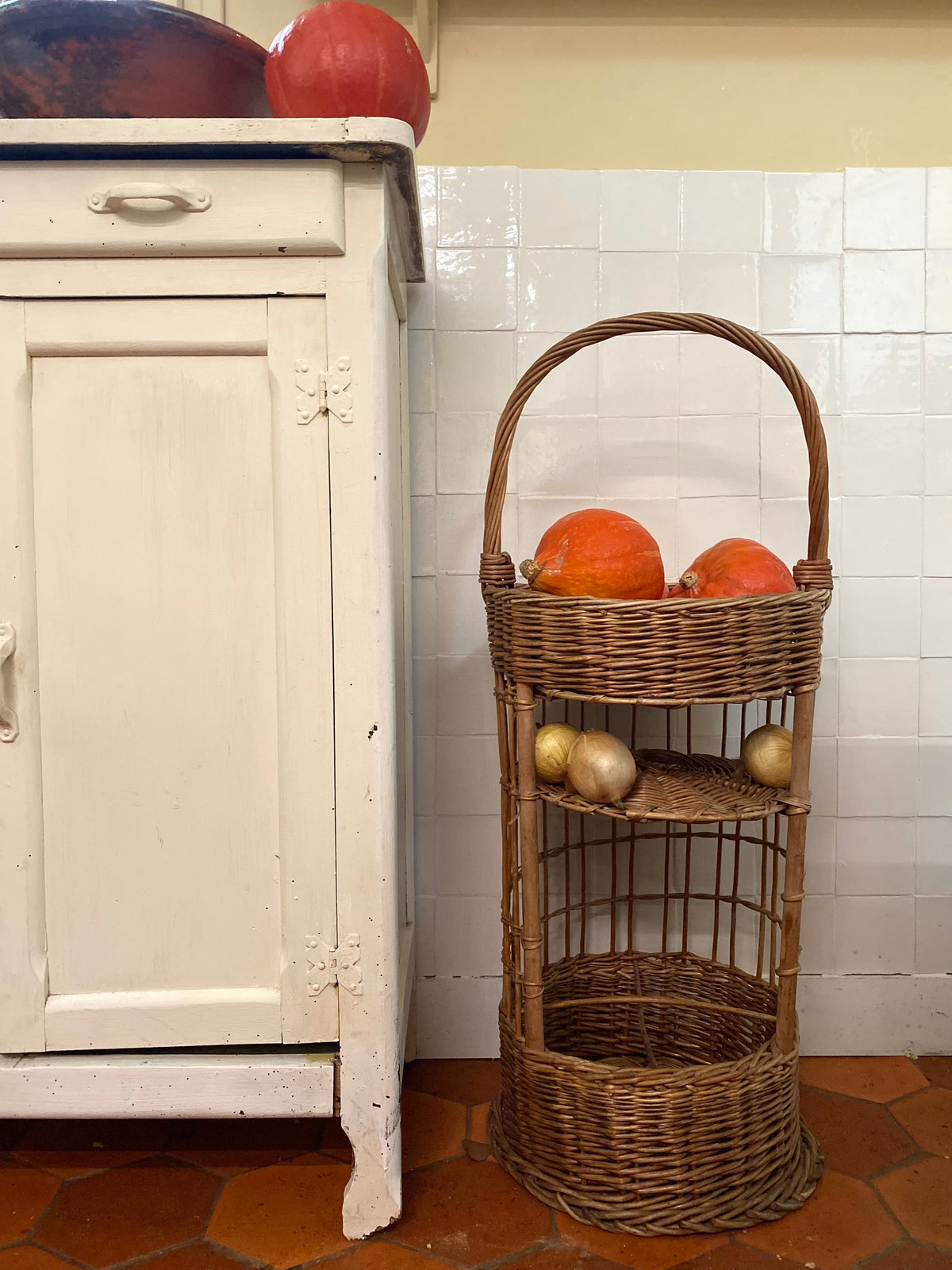 Panier en osier à trois niveaux avec anse haute, vintage