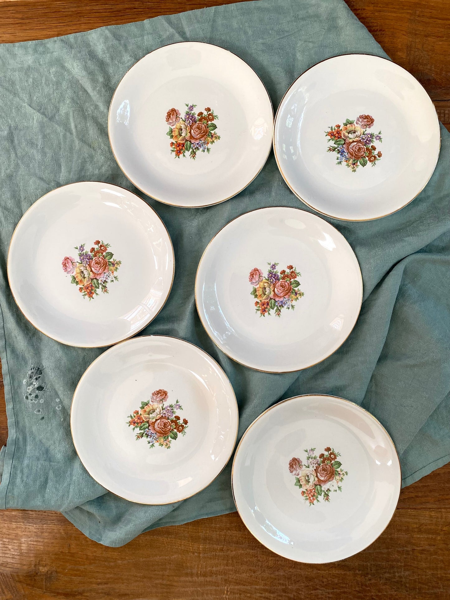 Assiettes à dessert en faïence ancienne