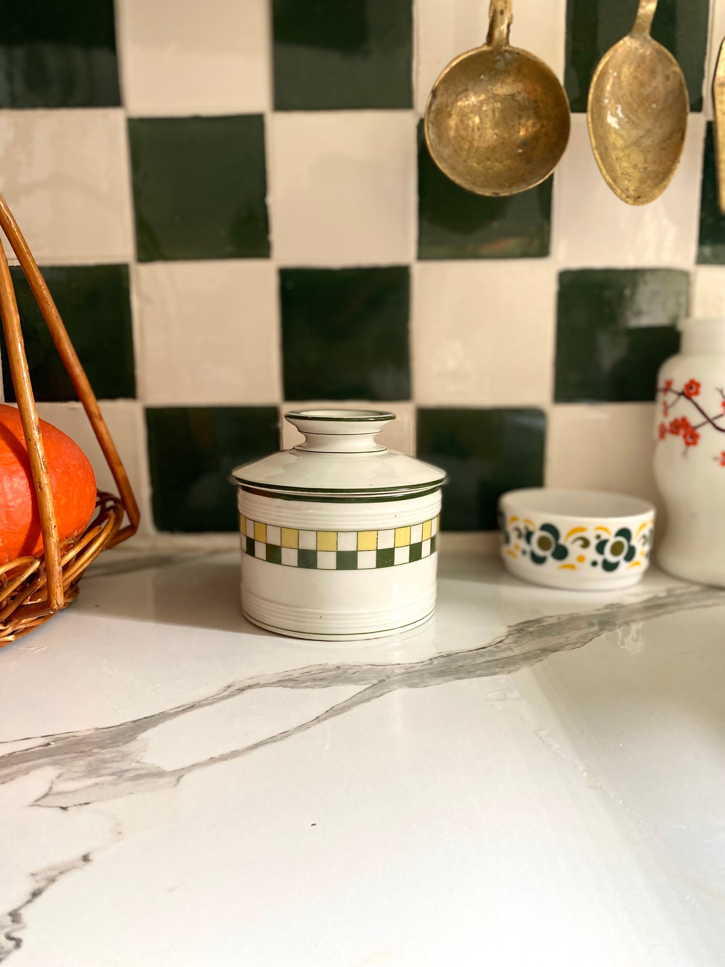 Pot en faïence ancienne