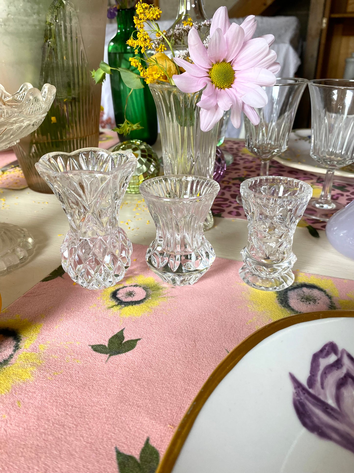 Trio de petits soliflores en cristal ciselé