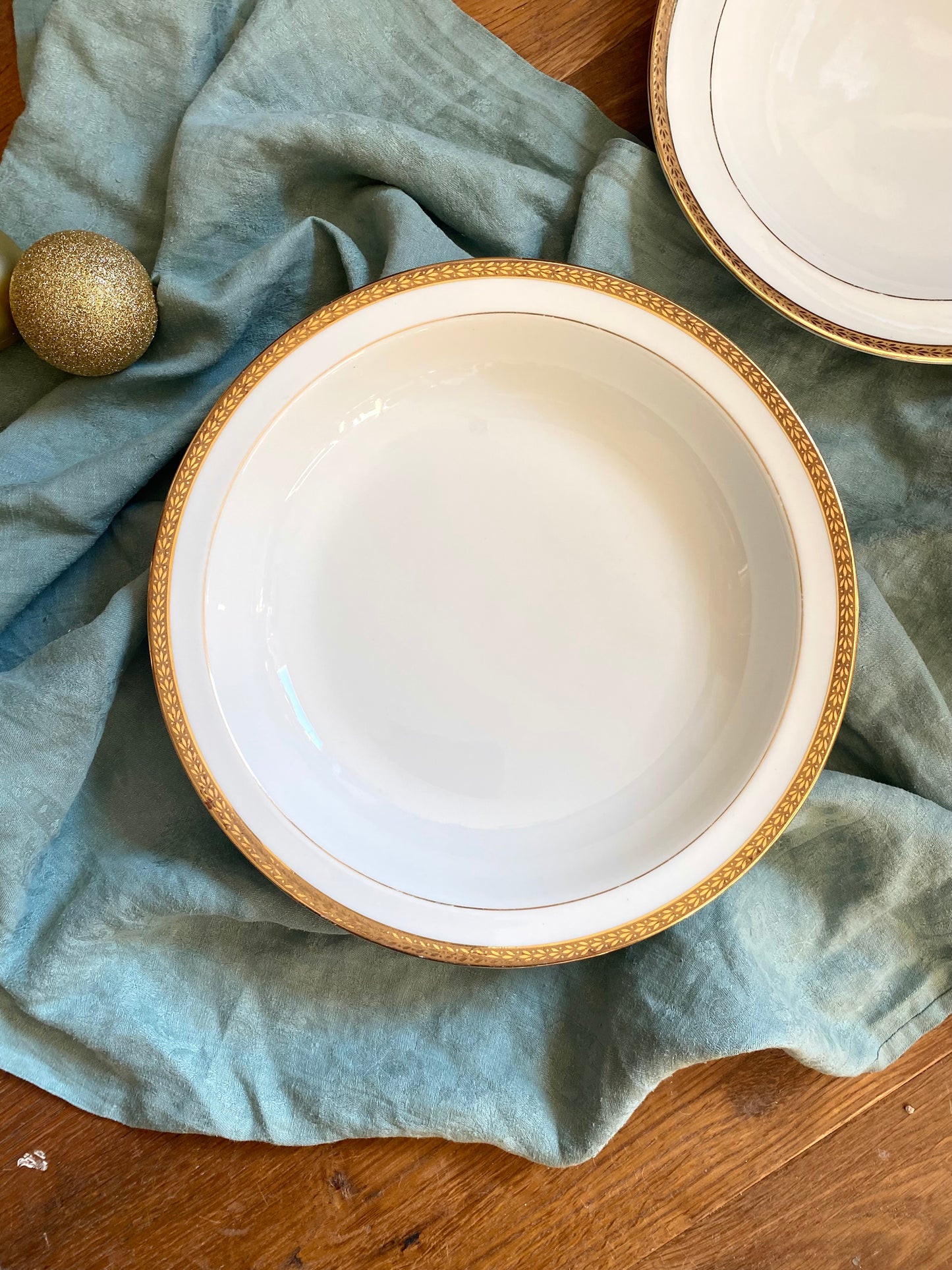 Plat creux en porcelaine ancienne