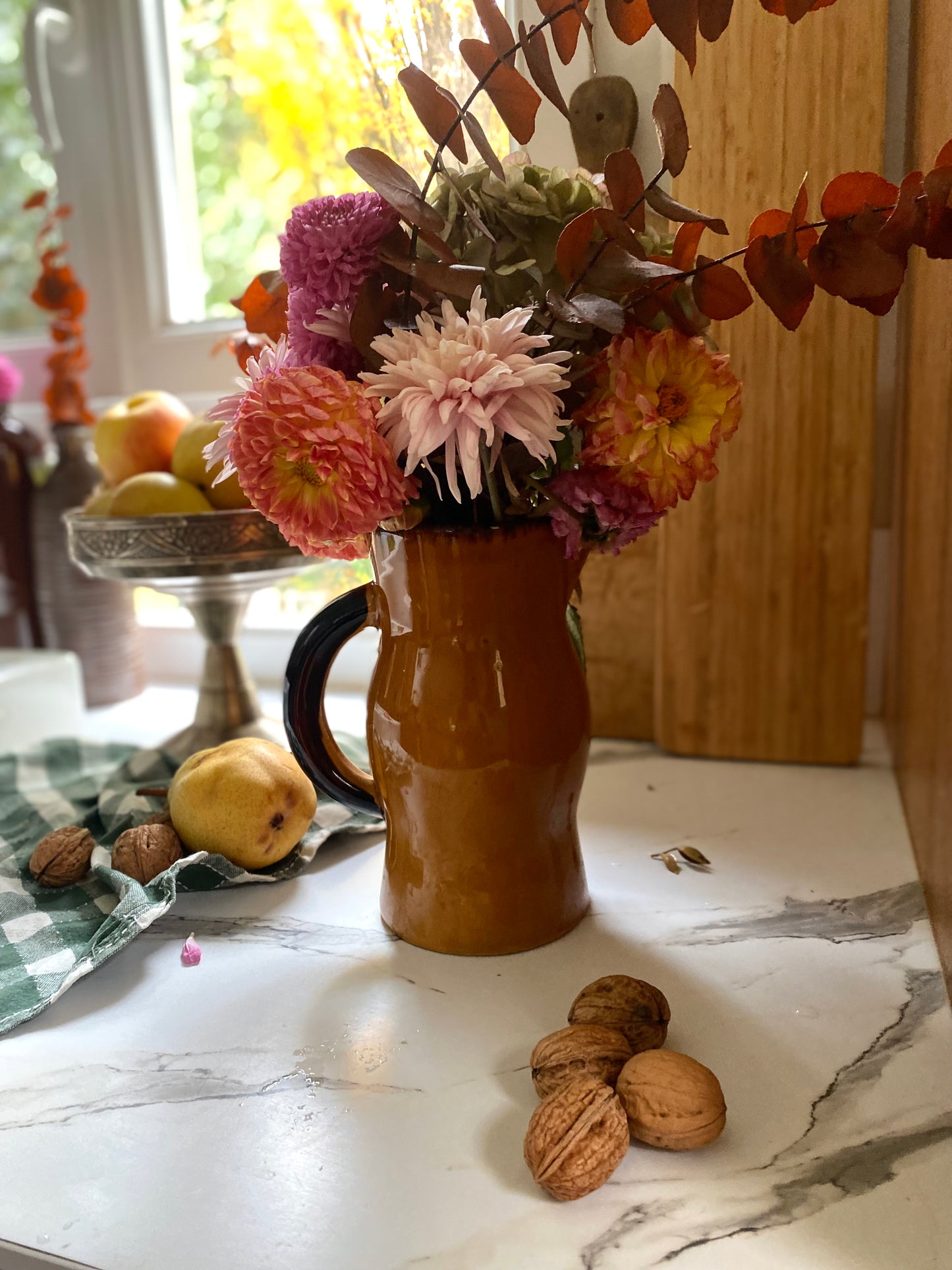 Pichet en céramique ancienne ocre