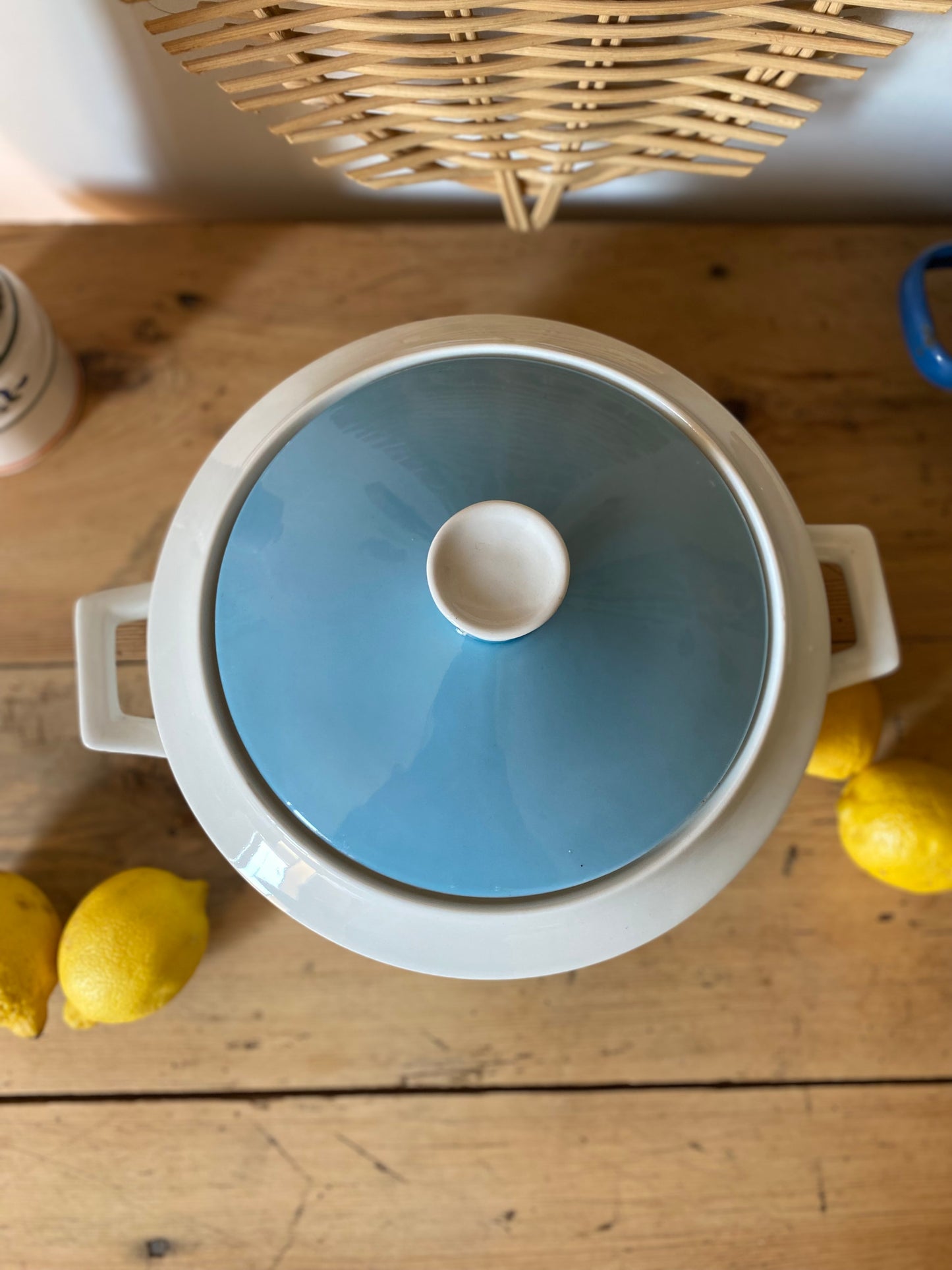 Soupière en faïence ancienne