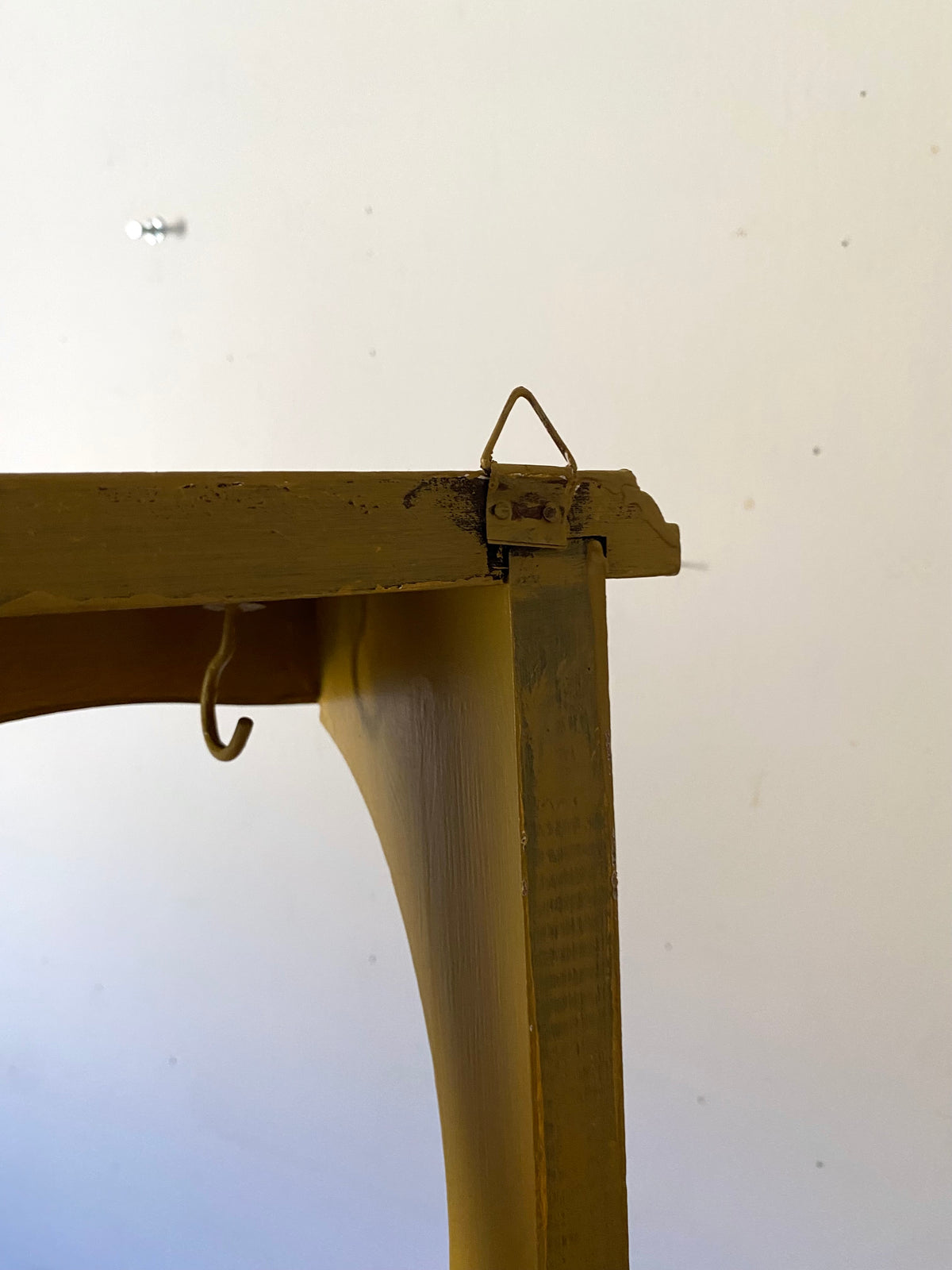 Étagère murale rustique, bois peint ocre moutarde