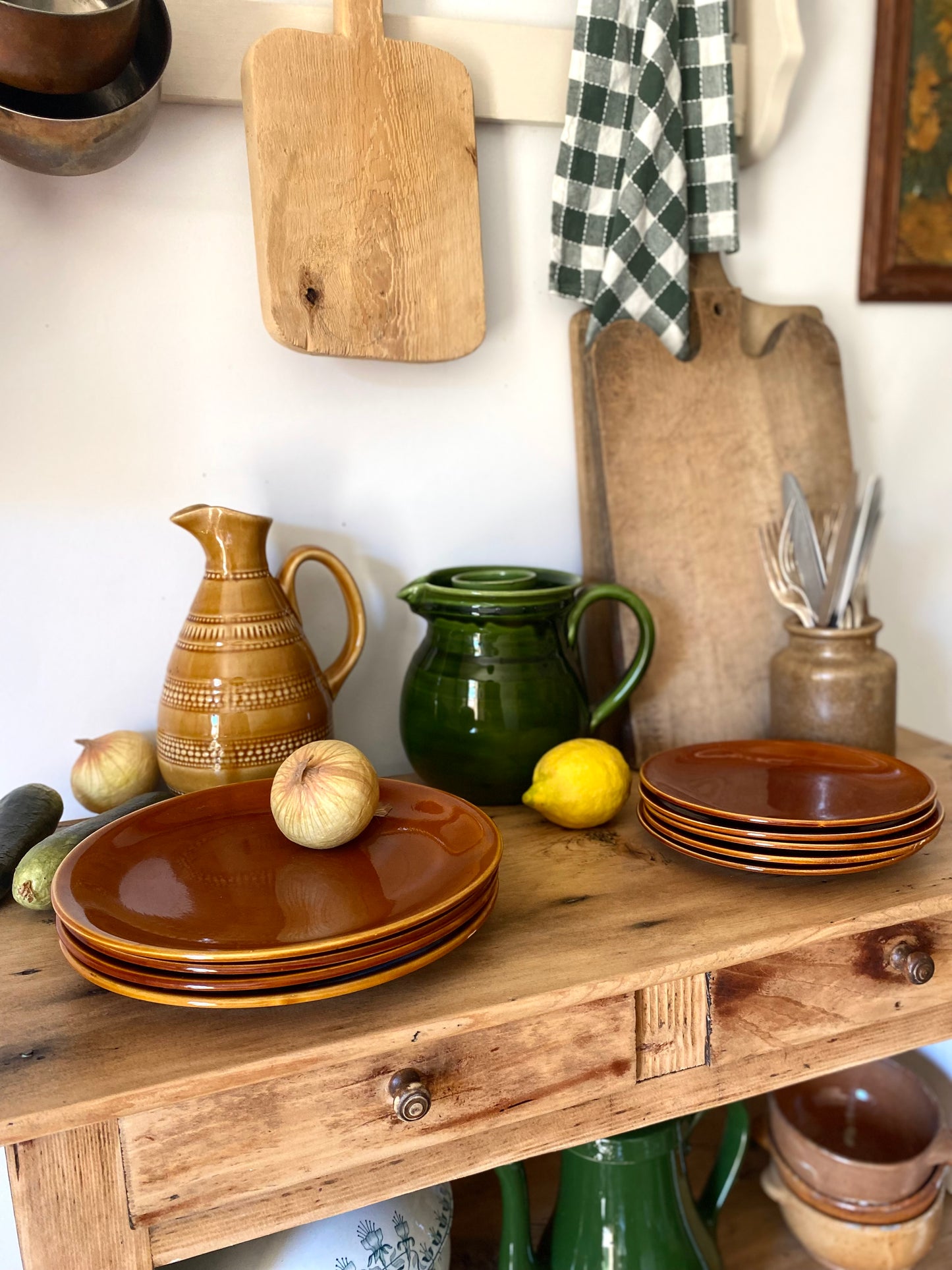 Grandes assiettes en céramique ancienne
