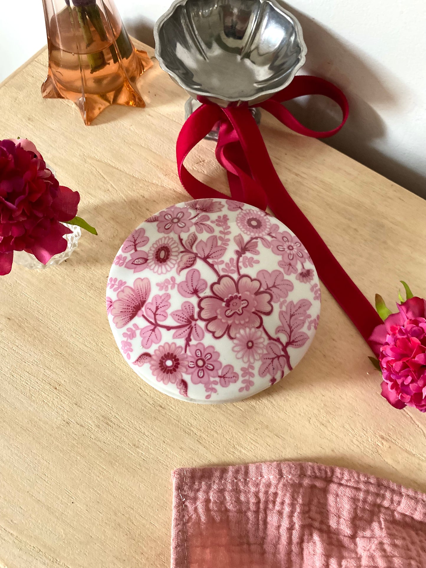 Boîte à bijoux en porcelaine ancienne