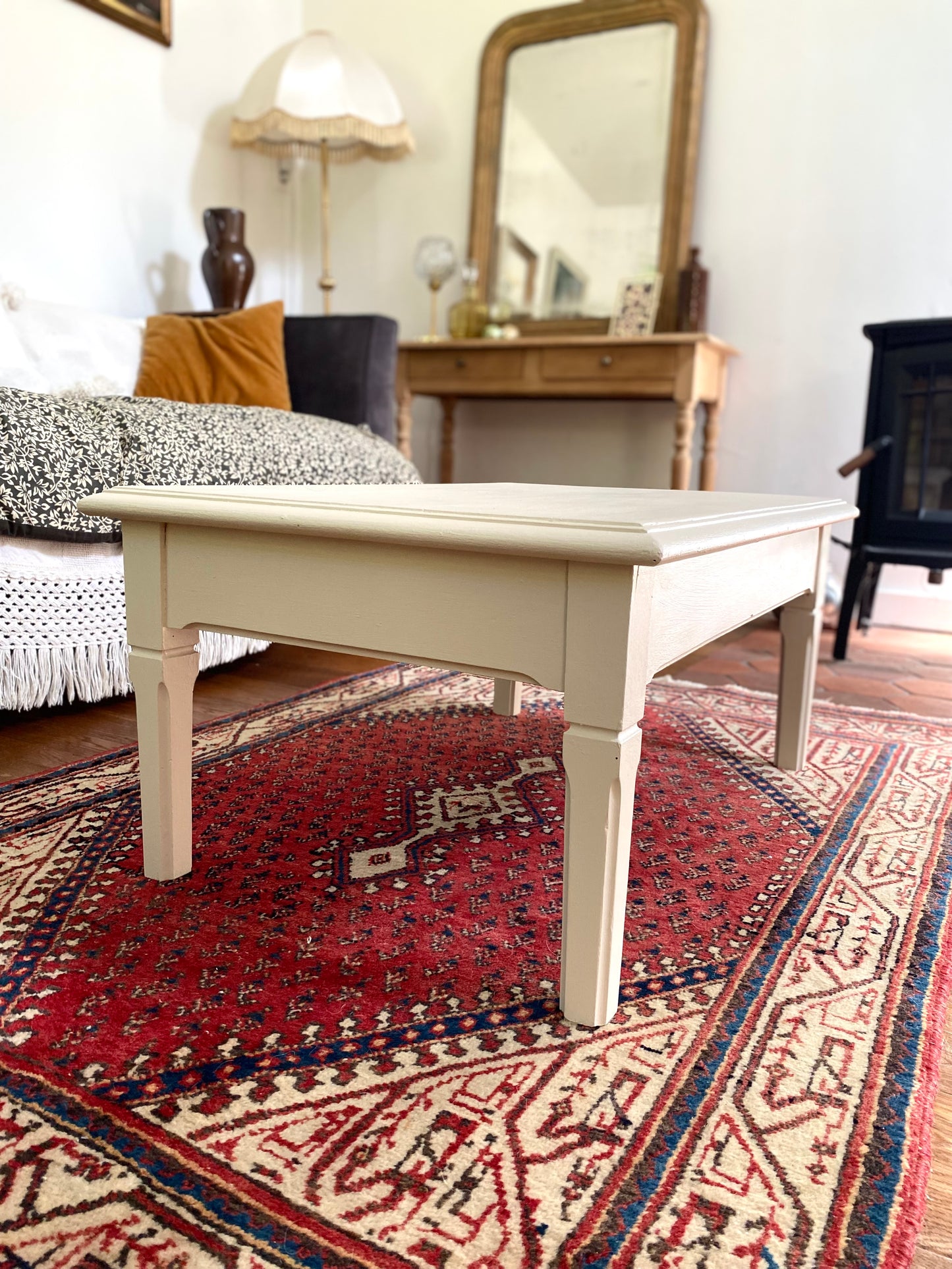 Table basse en bois ancien écru