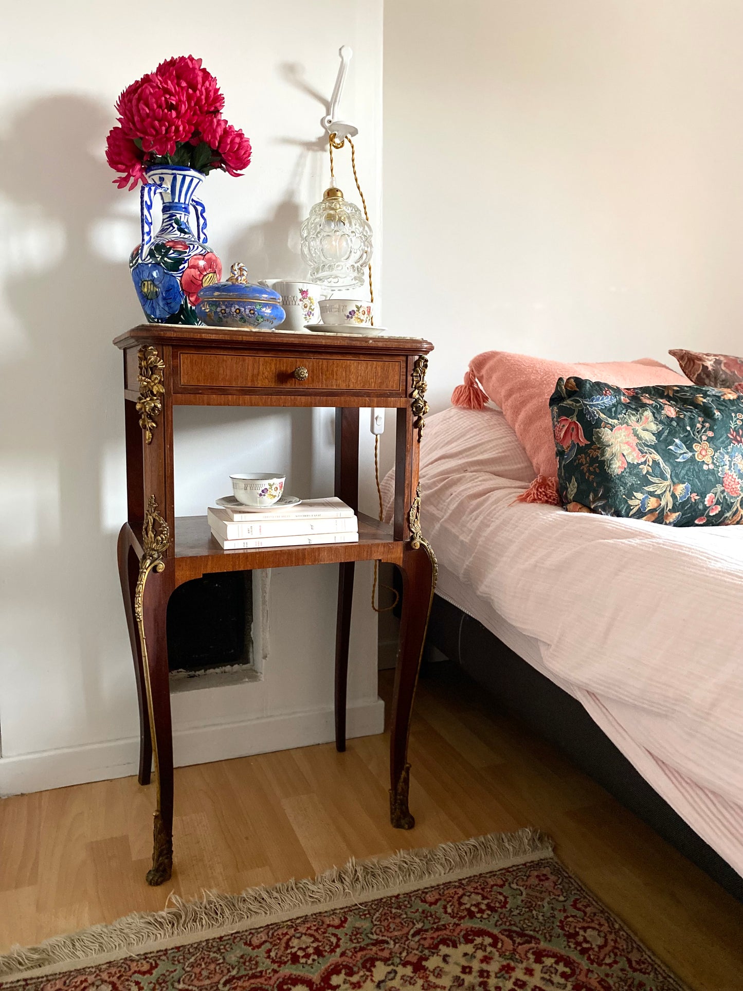 Table de chevet de style en bois et laiton ancien