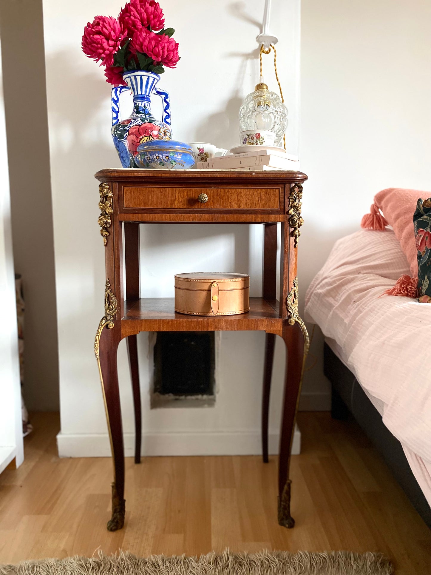 Table de chevet de style en bois et laiton ancien