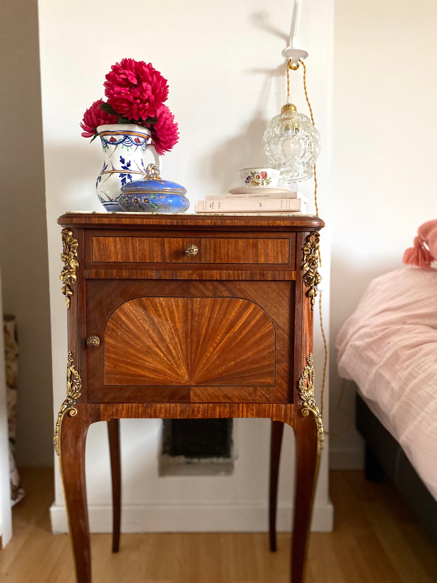 Table de chevet de style en bois et laiton ancien
