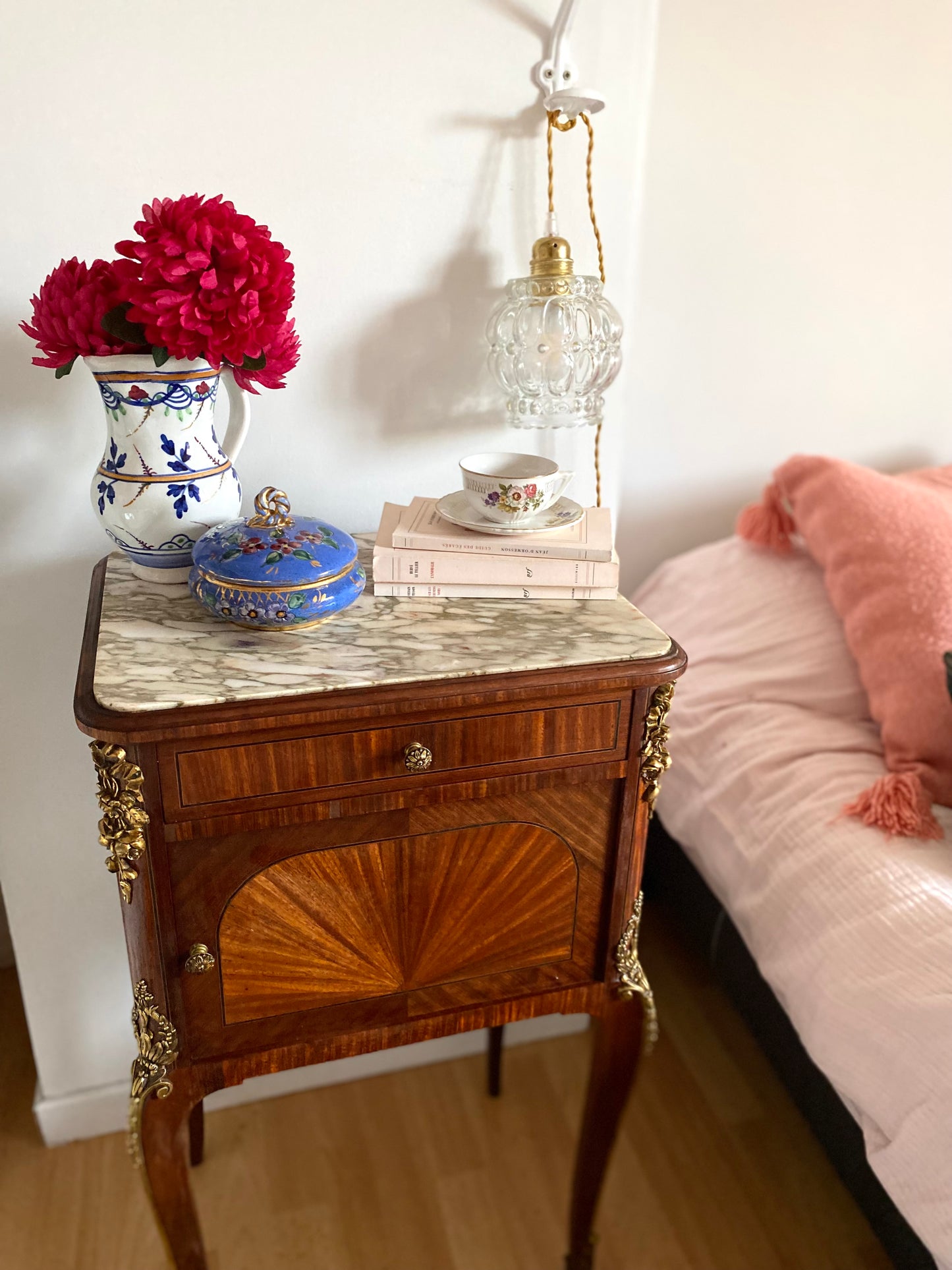 Table de chevet de style en bois et laiton ancien