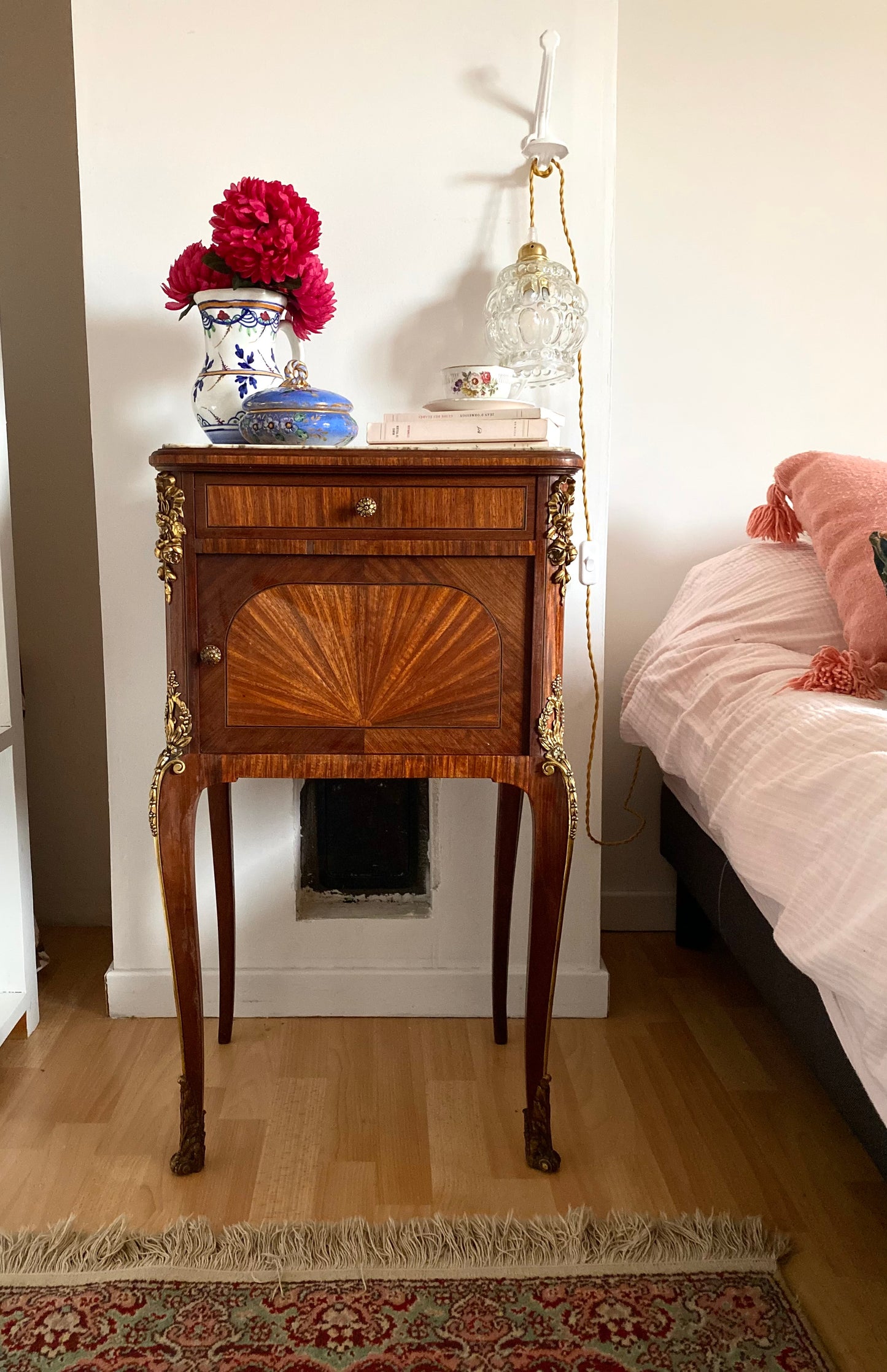 Table de chevet de style en bois et laiton ancien