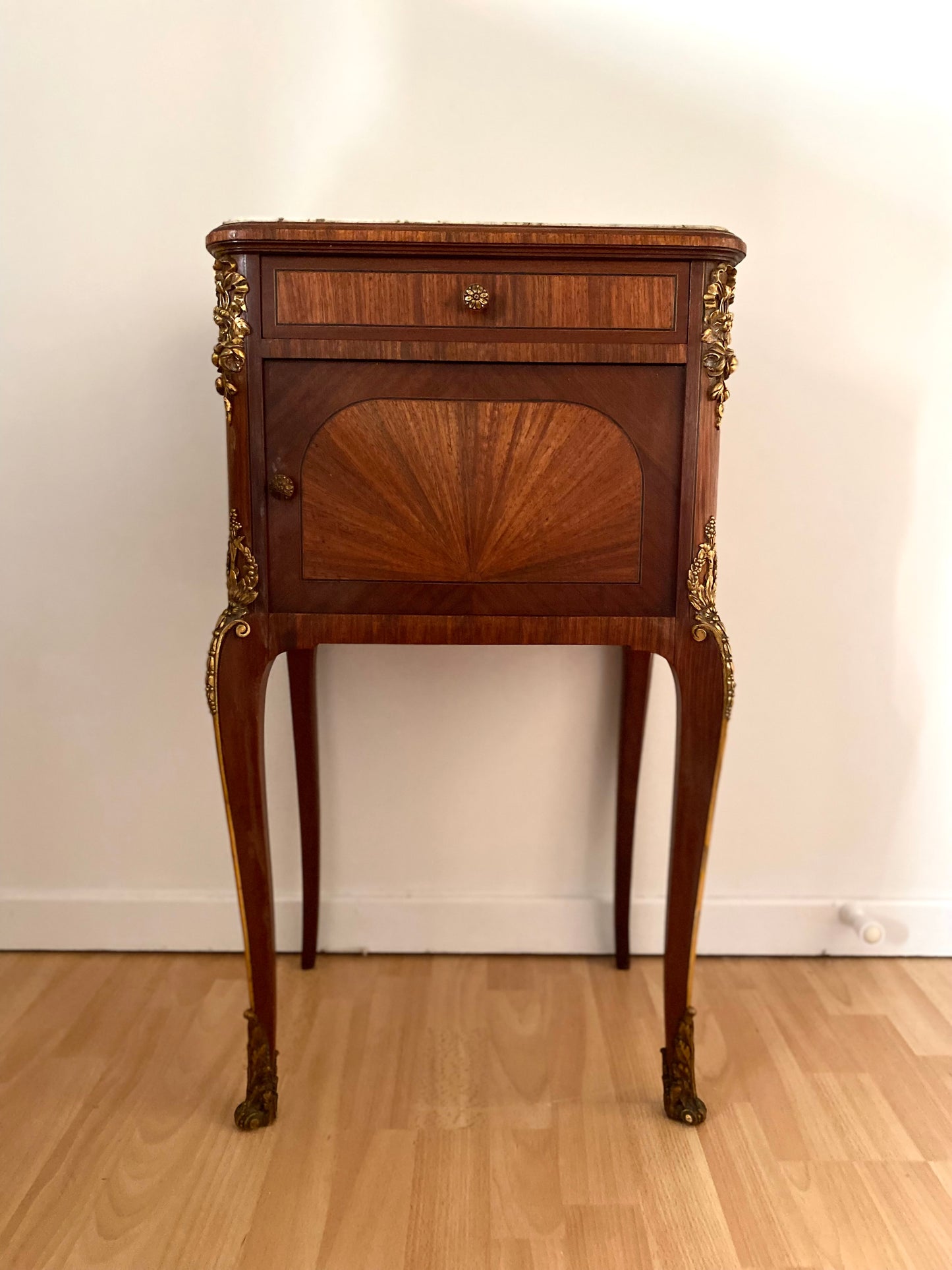 Table de chevet de style en bois et laiton ancien