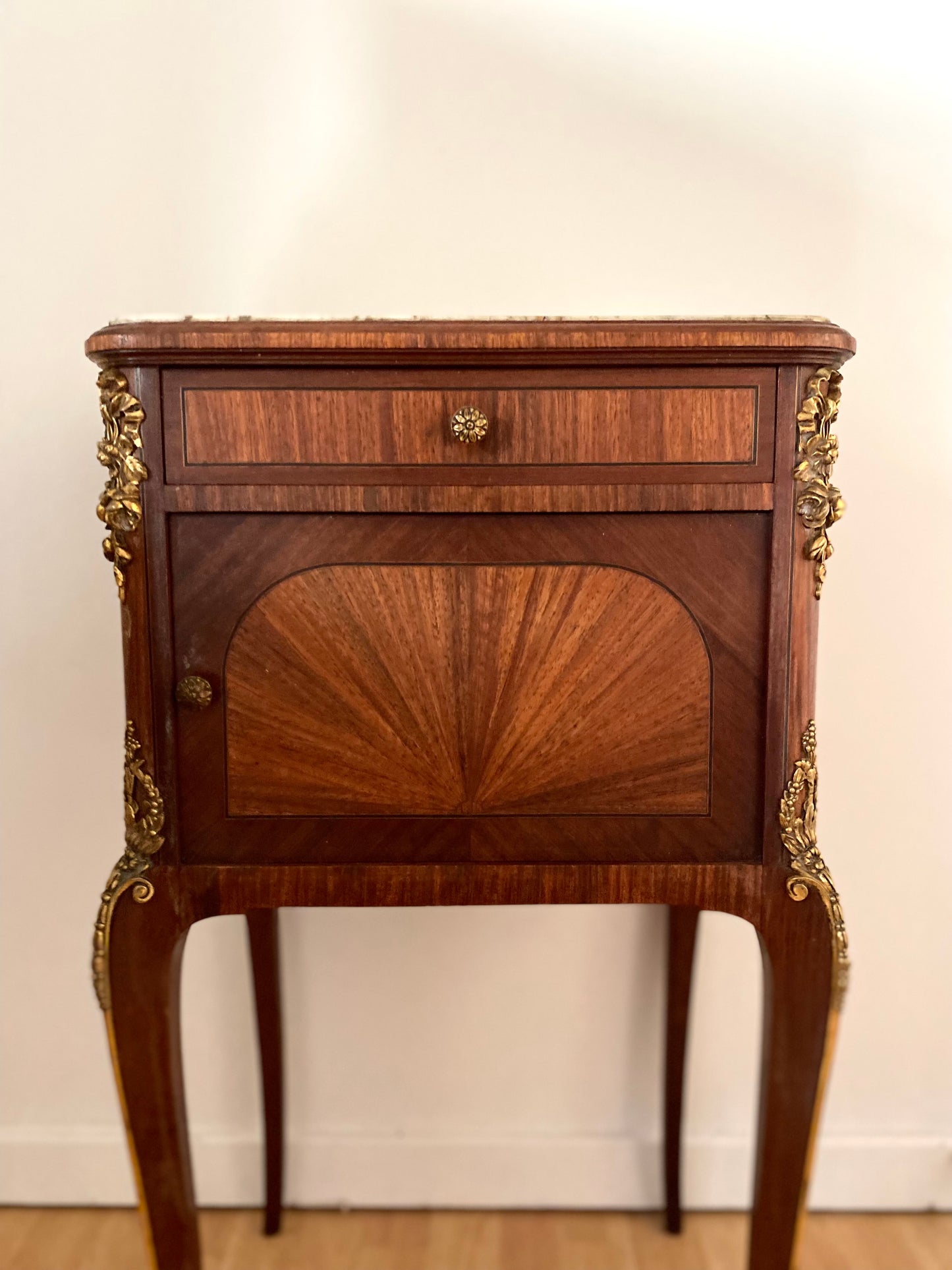 Table de chevet de style en bois et laiton ancien