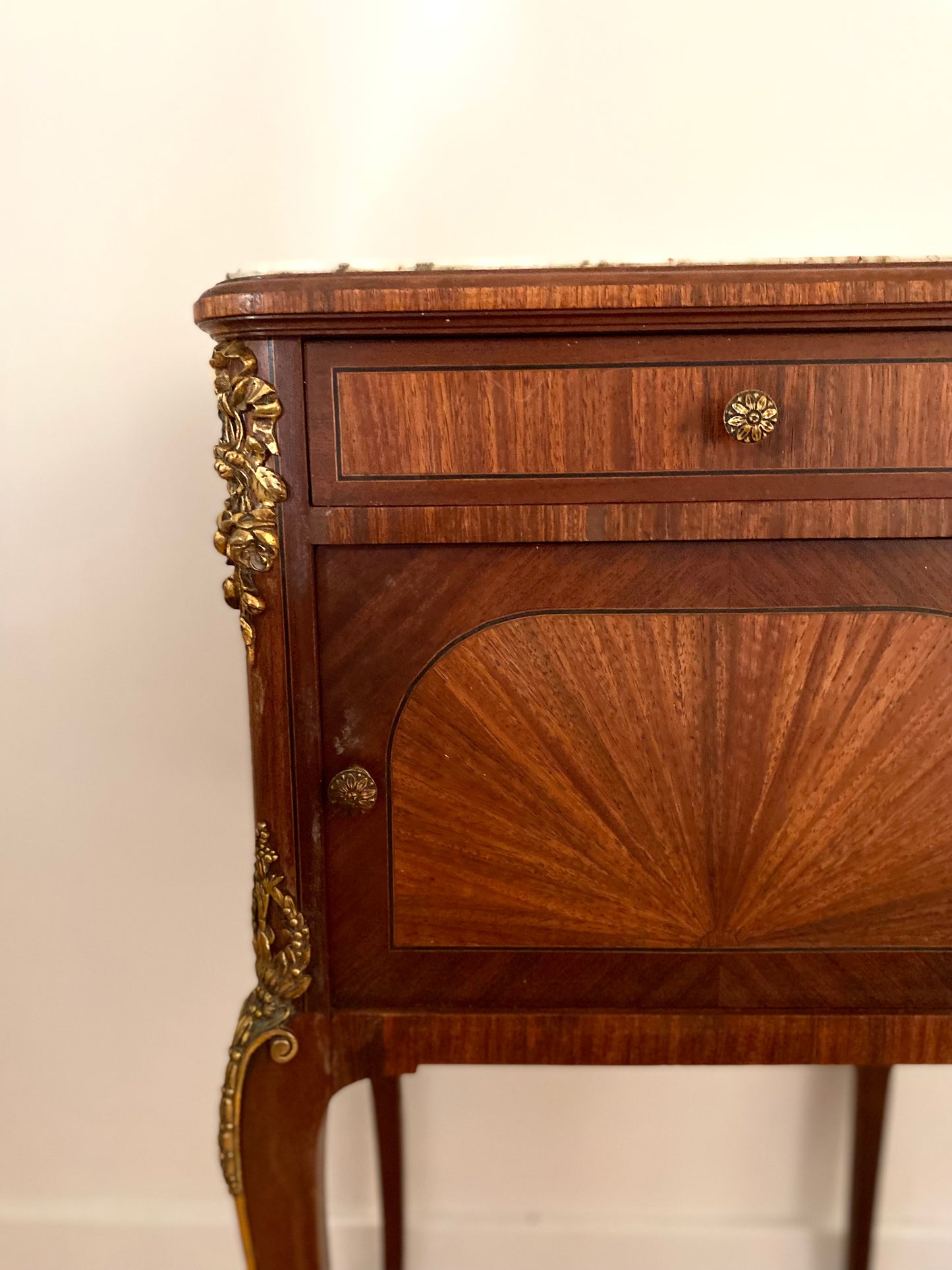 Table de chevet de style en bois et laiton ancien