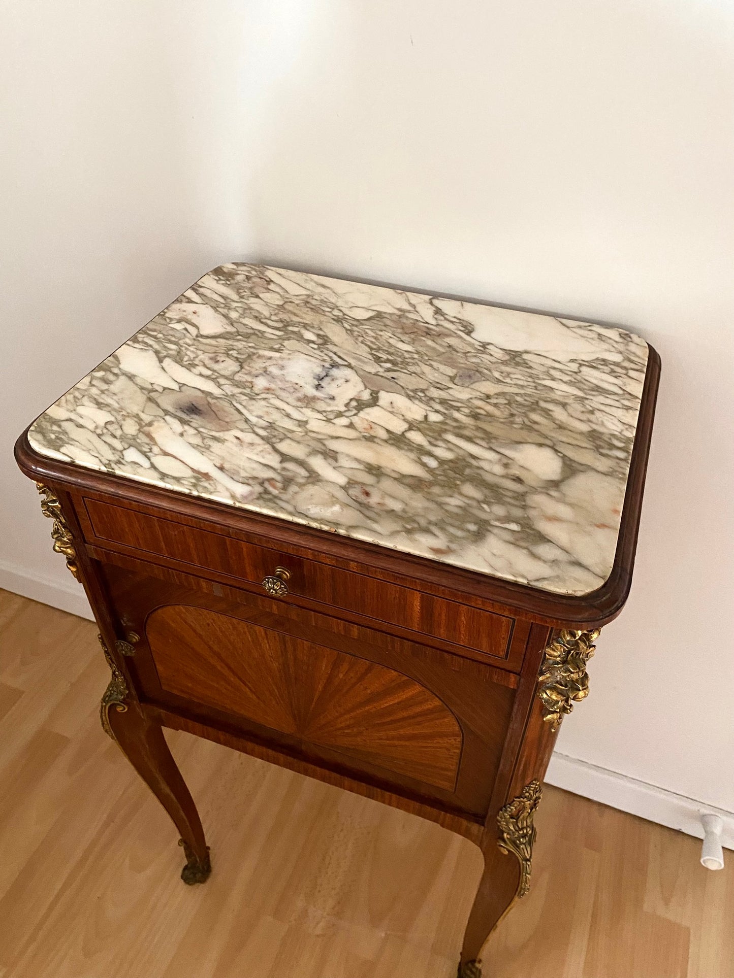 Table de chevet de style en bois et laiton ancien