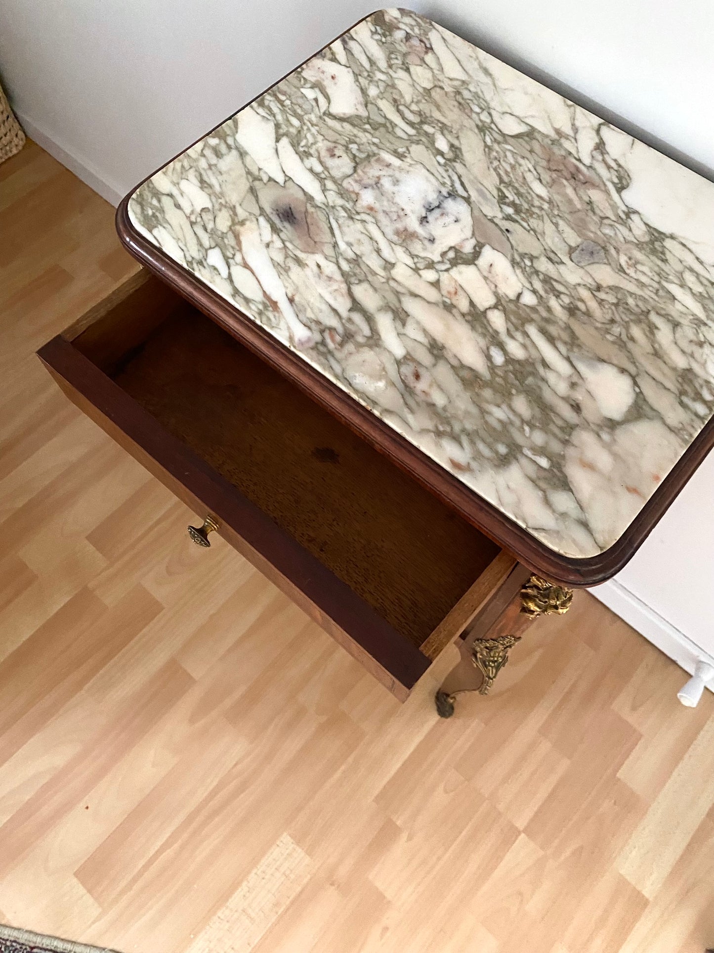 Table de chevet de style en bois et laiton ancien