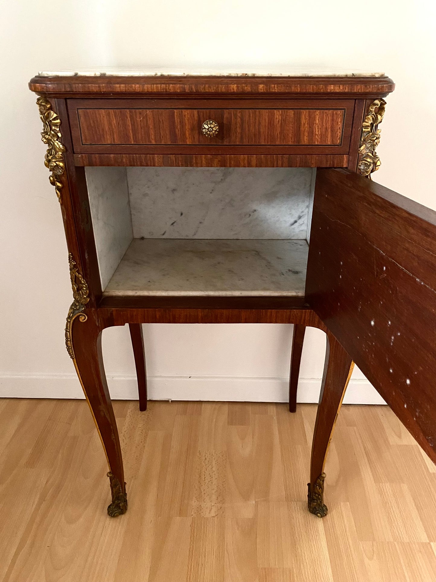 Table de chevet de style en bois et laiton ancien