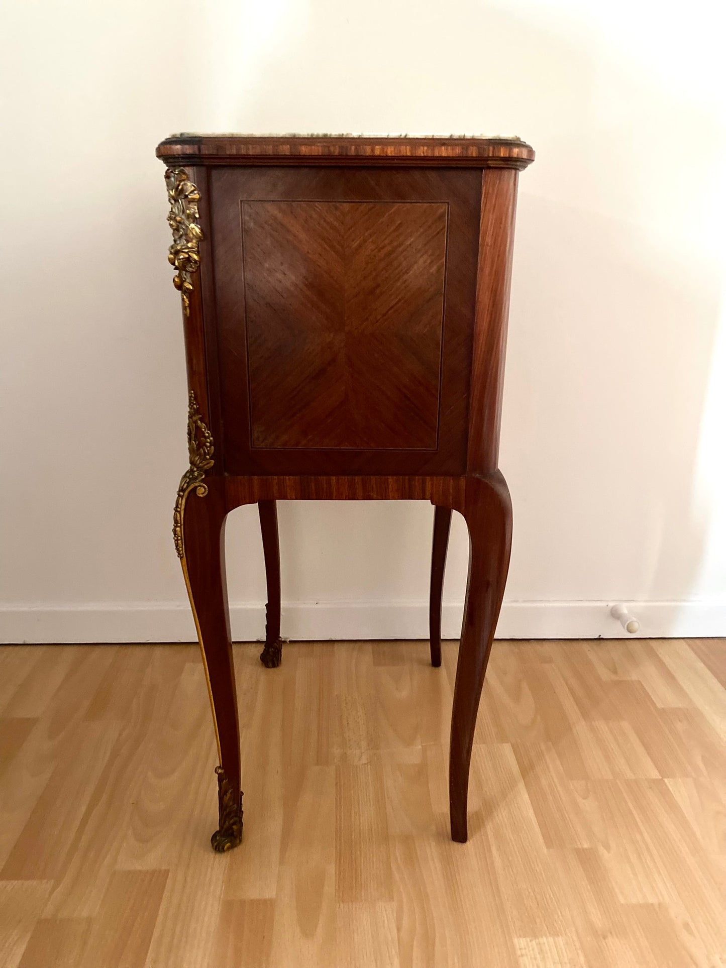 Table de chevet de style en bois et laiton ancien
