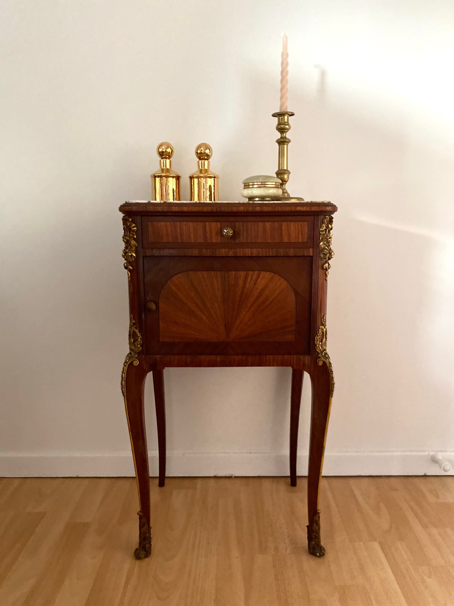 Table de chevet de style en bois et laiton ancien