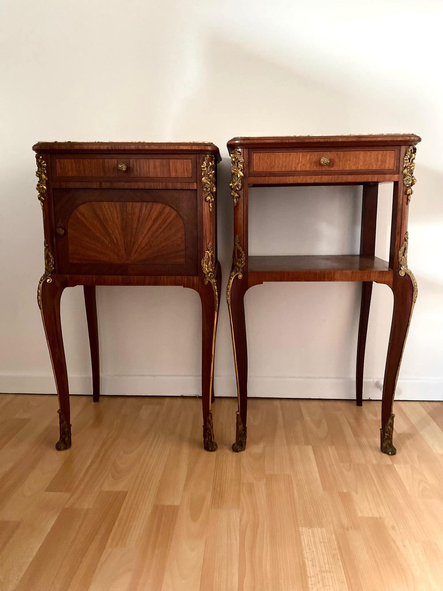 Table de chevet de style en bois et laiton ancien