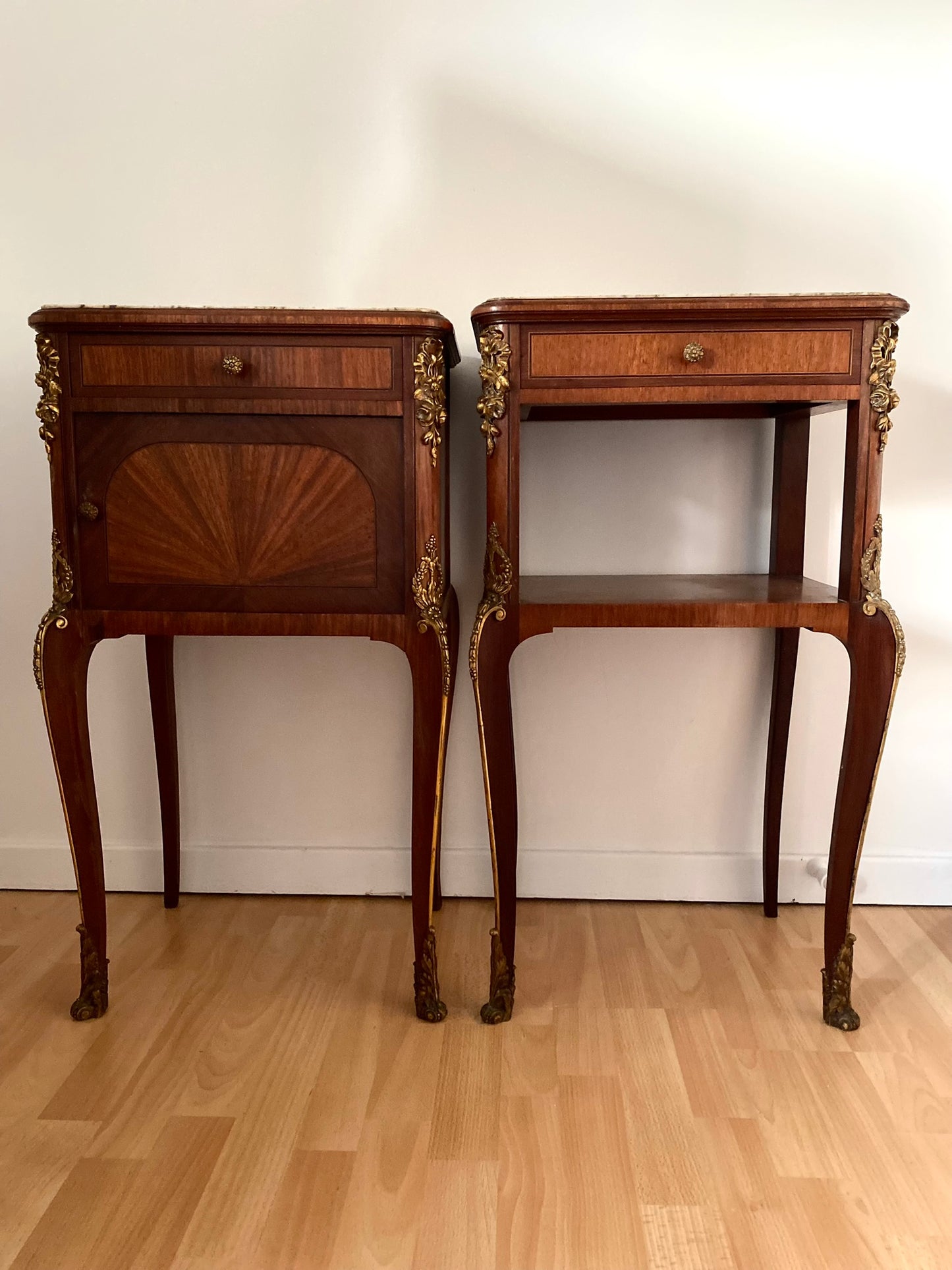 Table de chevet de style en bois et laiton ancien