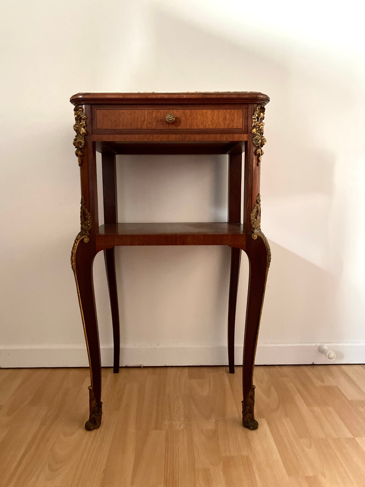 Table de chevet de style en bois et laiton ancien