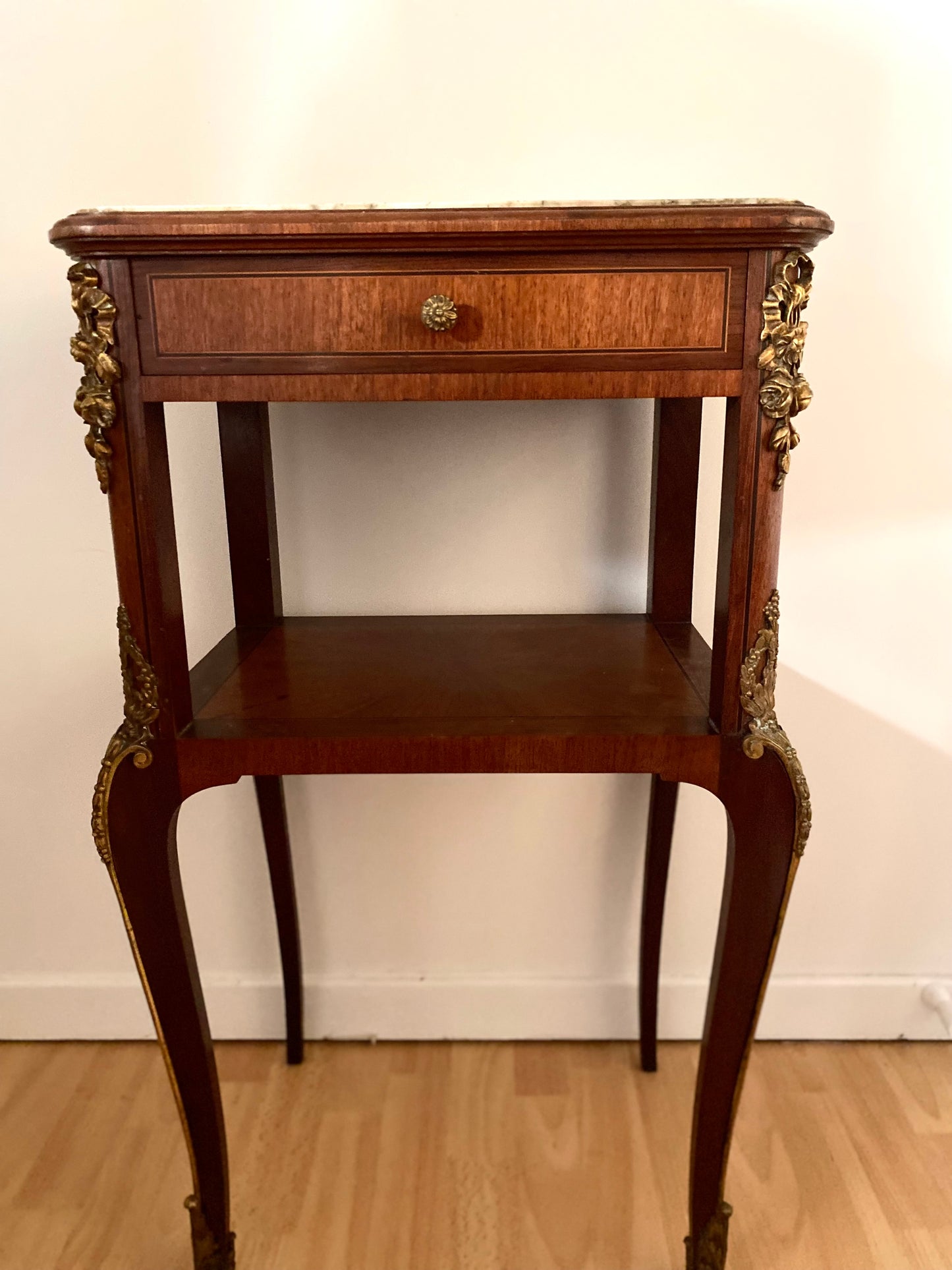 Table de chevet de style en bois et laiton ancien