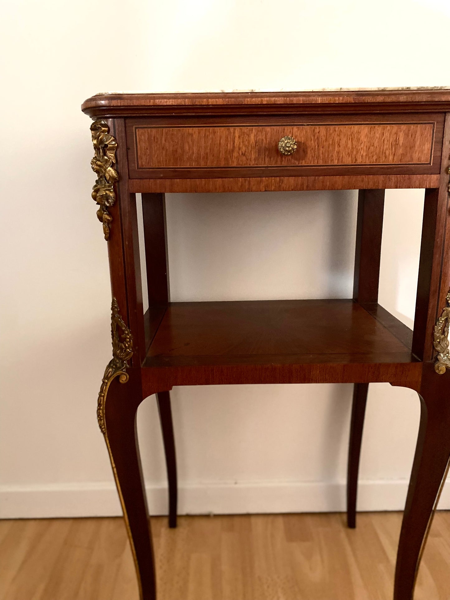 Table de chevet de style en bois et laiton ancien