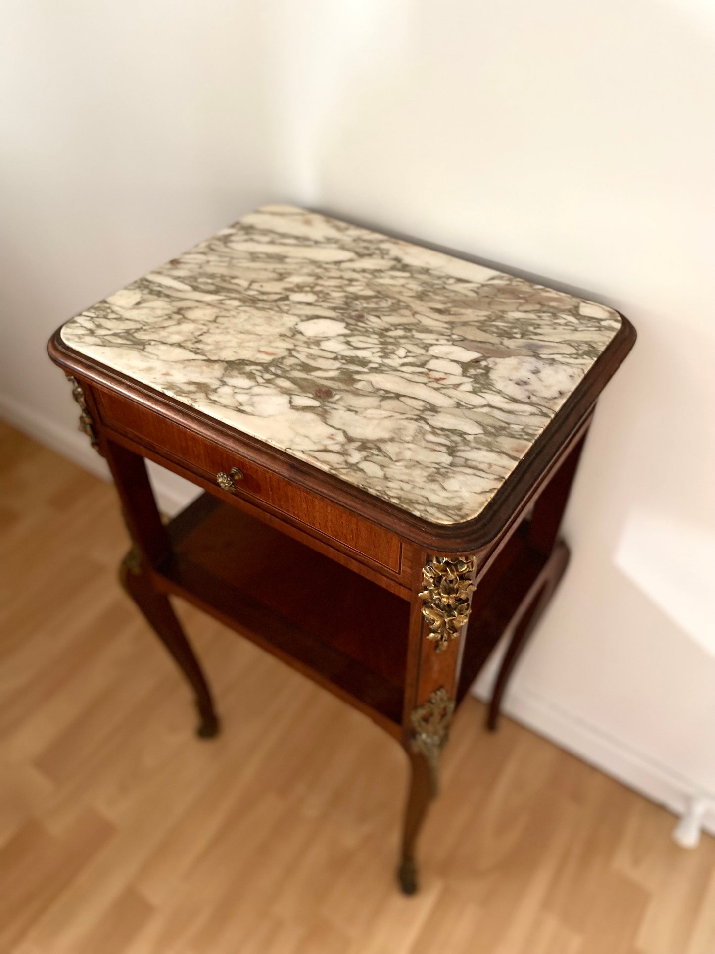 Table de chevet de style en bois et laiton ancien